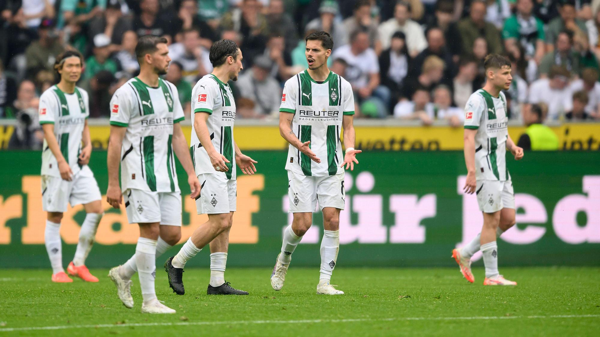 Die Gladbach-Spieler streiten sich auf dem Platz.