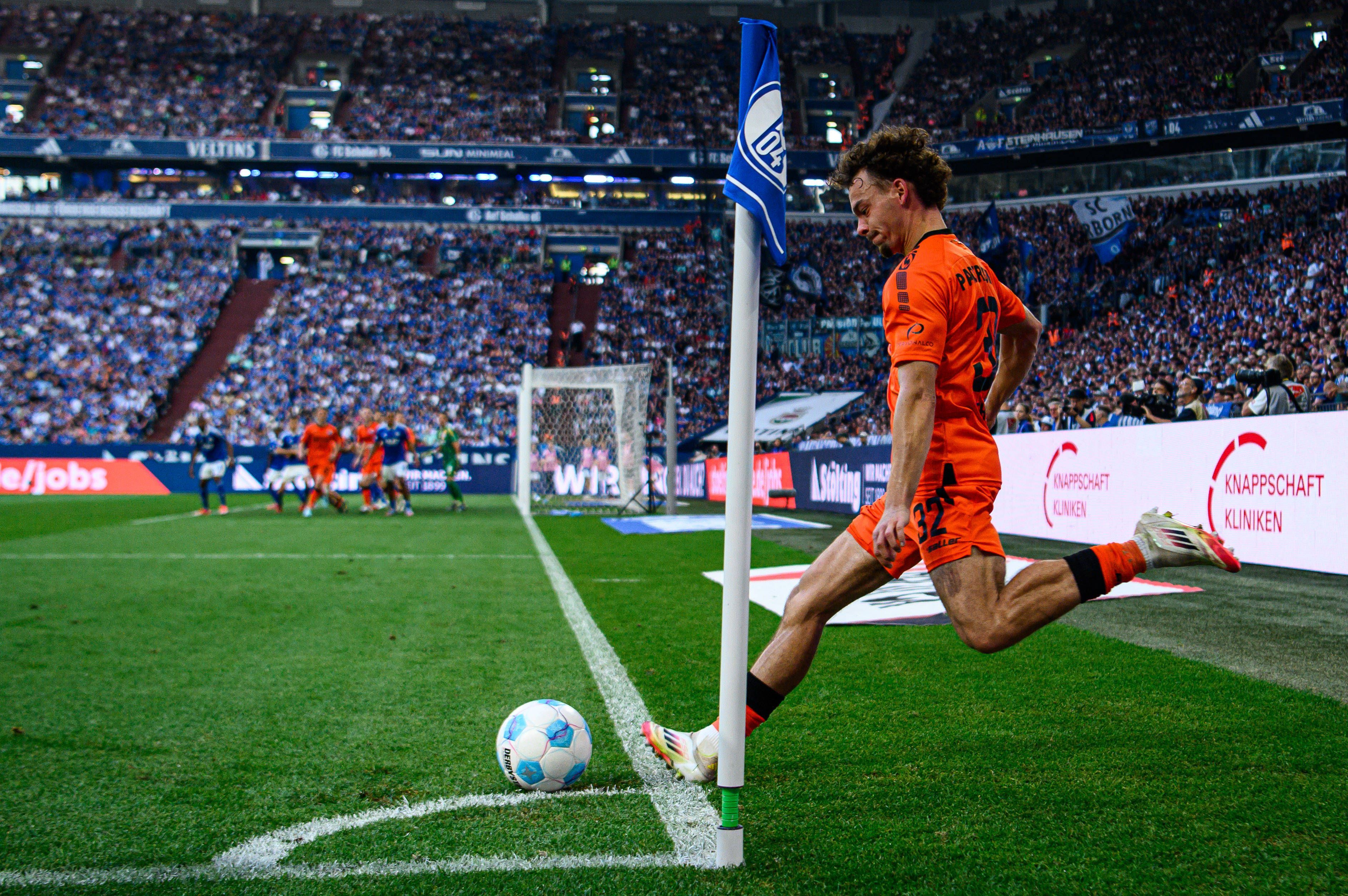 Aaron Zehnter schlägt eine Ecke in der Schalke-Arena.