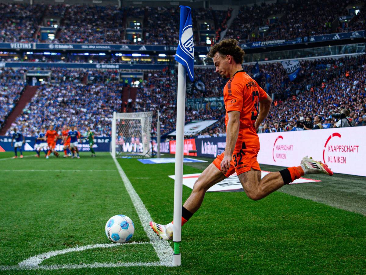 Aaron Zehnter schlägt eine Ecke in der Schalke-Arena.