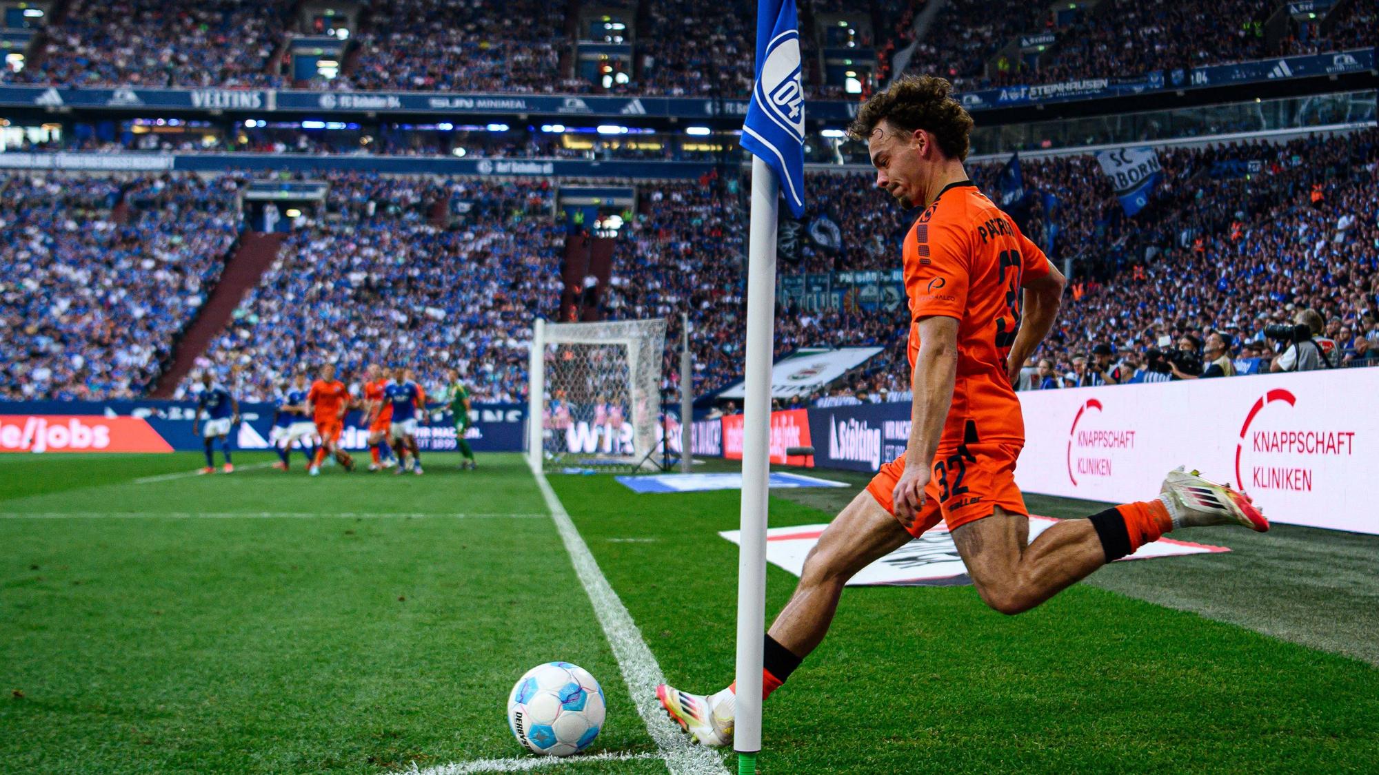 Aaron Zehnter schlägt eine Ecke in der Schalke-Arena.