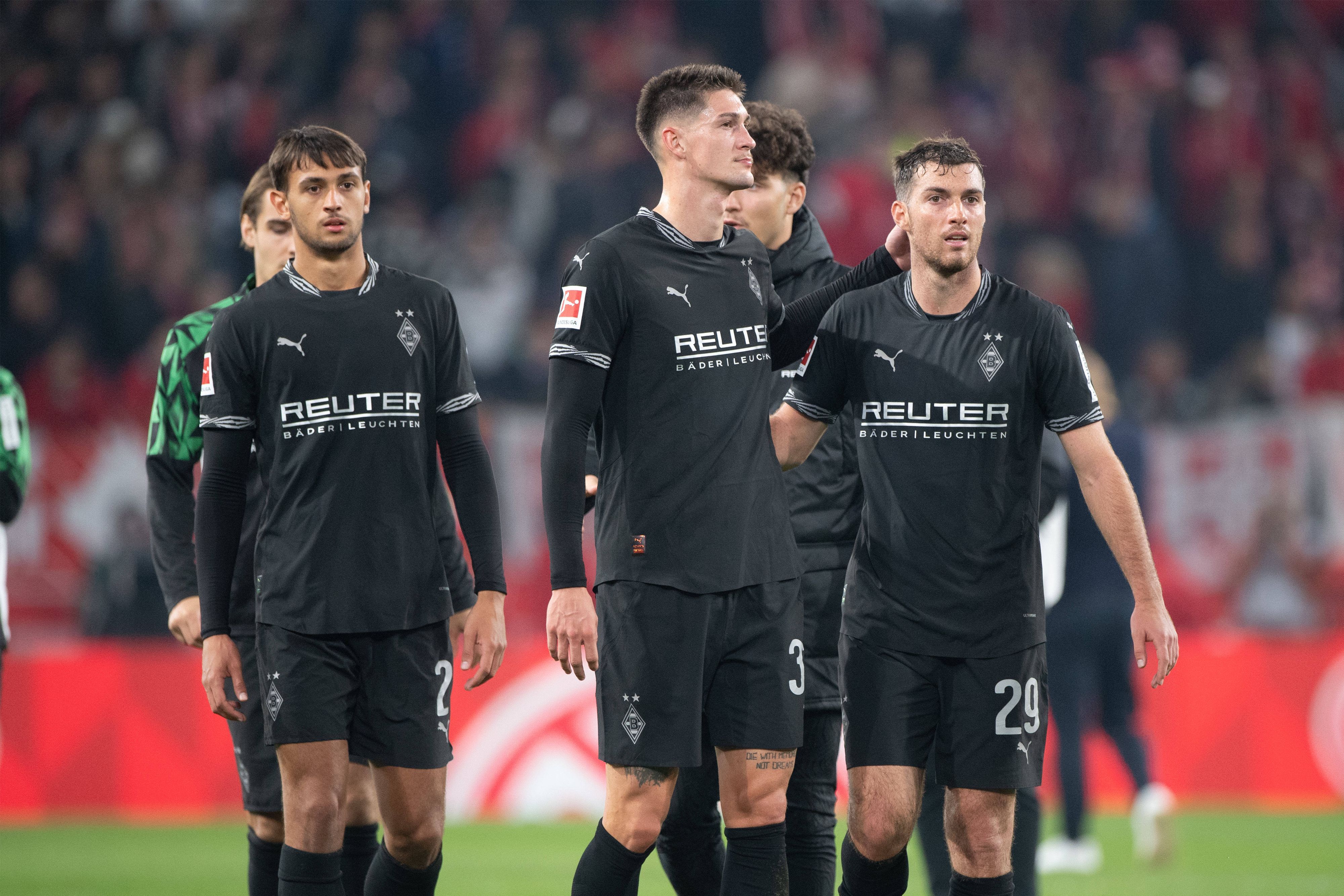 Die Gladbach-Profis sind schlecht gelaunt nach einem Spiel.