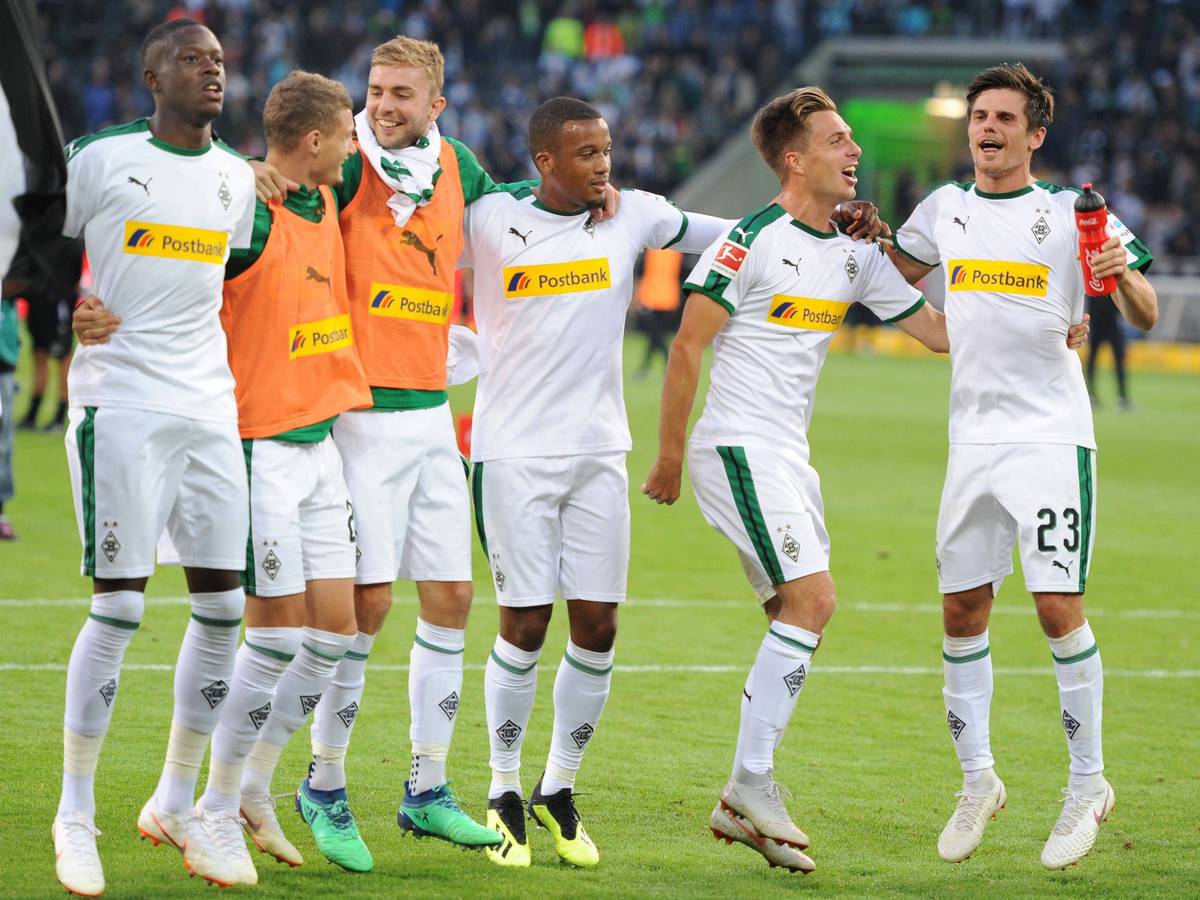 Die Gladbach-Spieler feiern gemeinsam vor der Kurve.