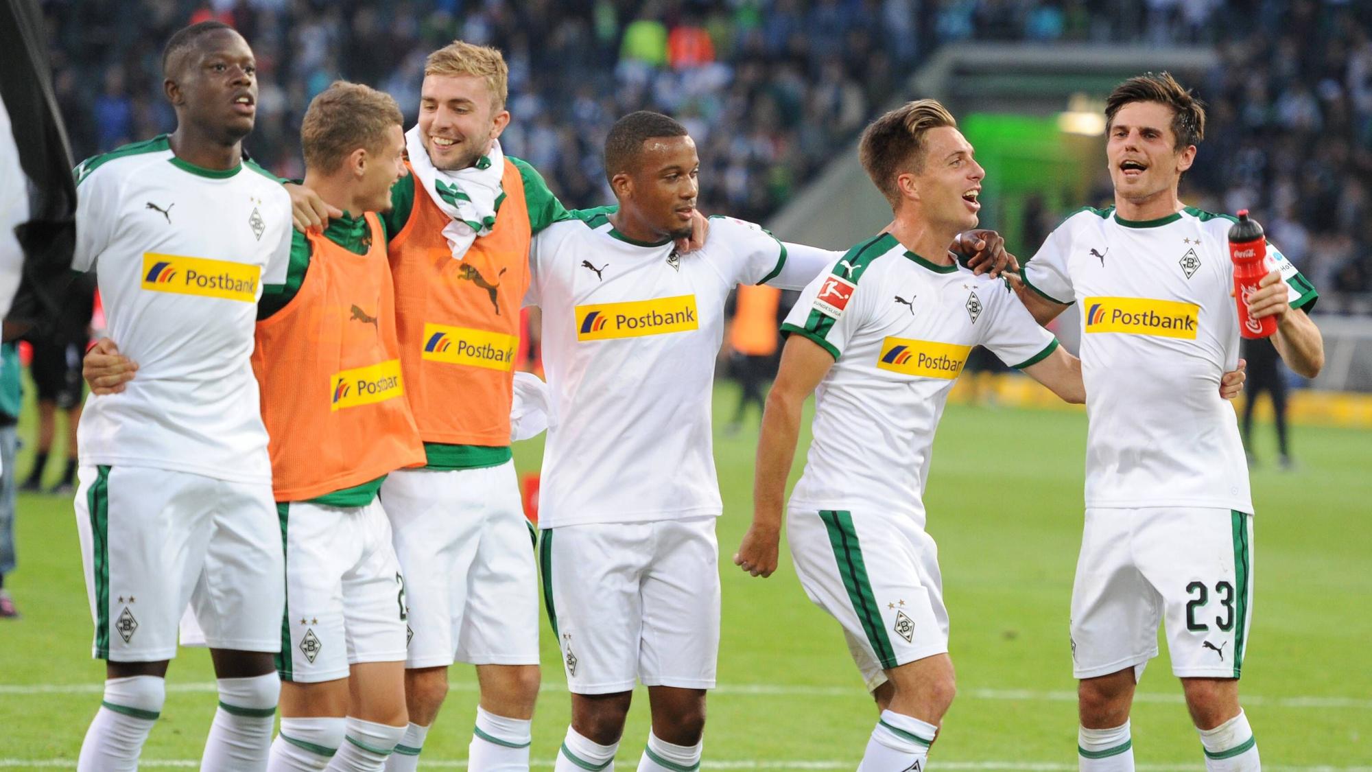 Die Gladbach-Spieler feiern gemeinsam vor der Kurve.