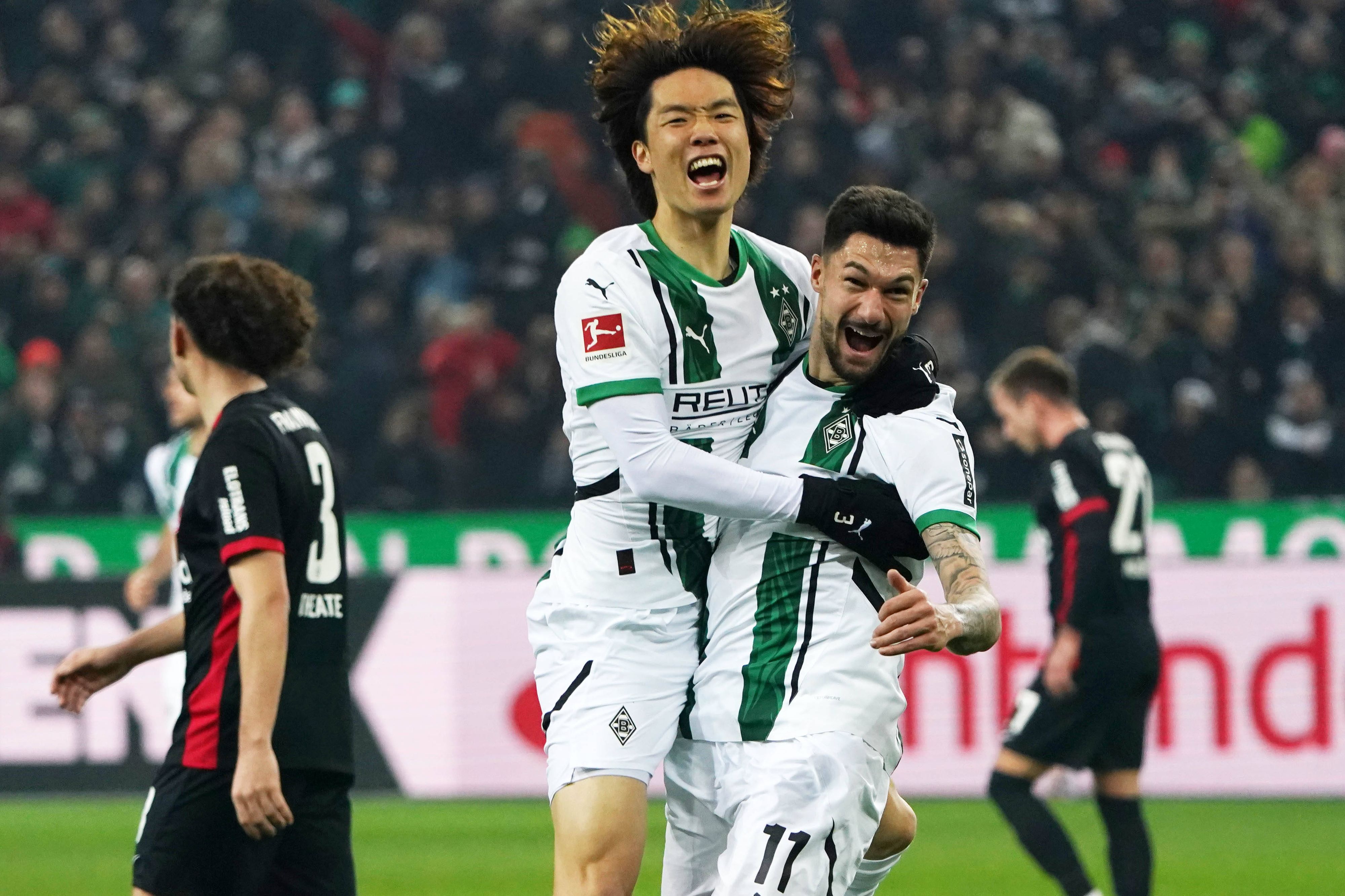Ko Itakura (links) und Tim Kleindienst (rechts) jubeln gemeinsam.