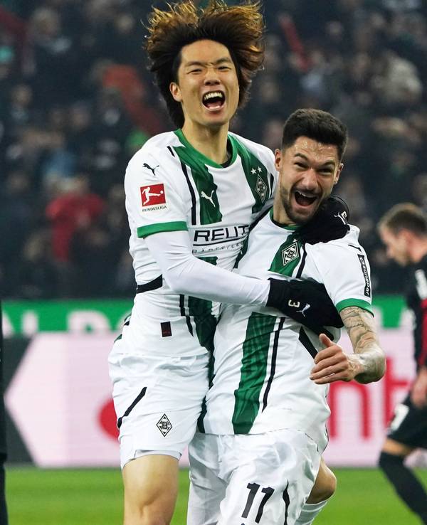 Ko Itakura (links) und Tim Kleindienst (rechts) jubeln gemeinsam.