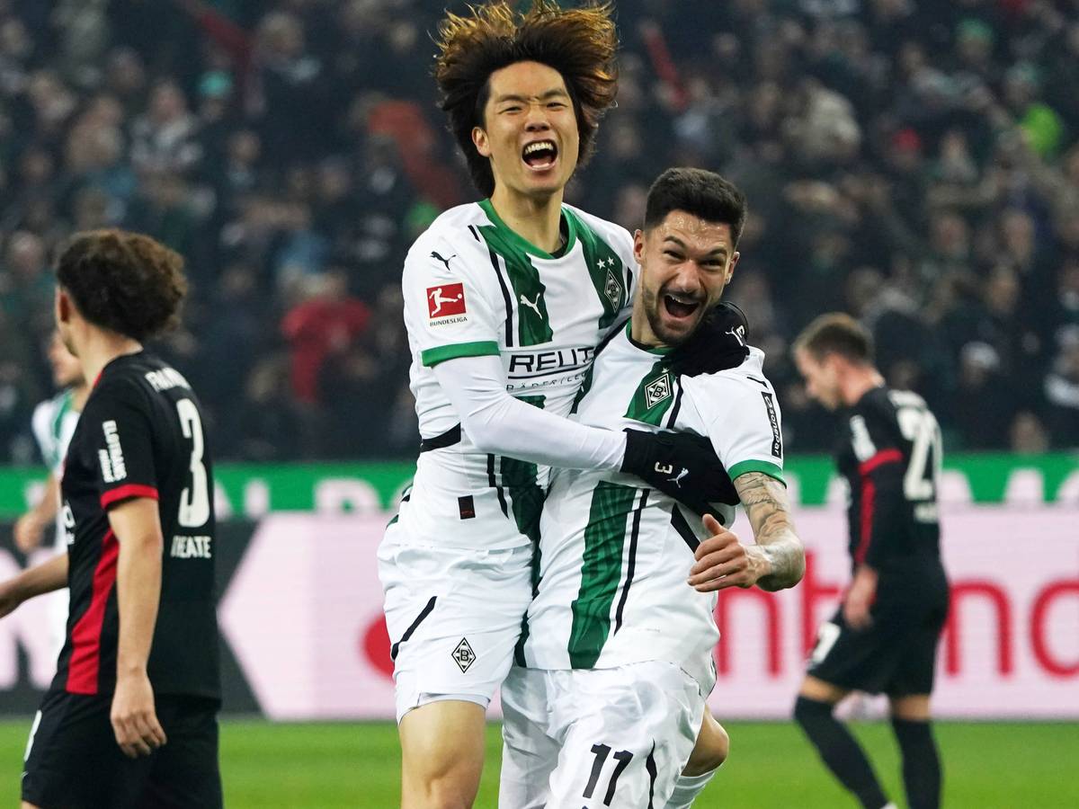 Ko Itakura (links) und Tim Kleindienst (rechts) jubeln gemeinsam.