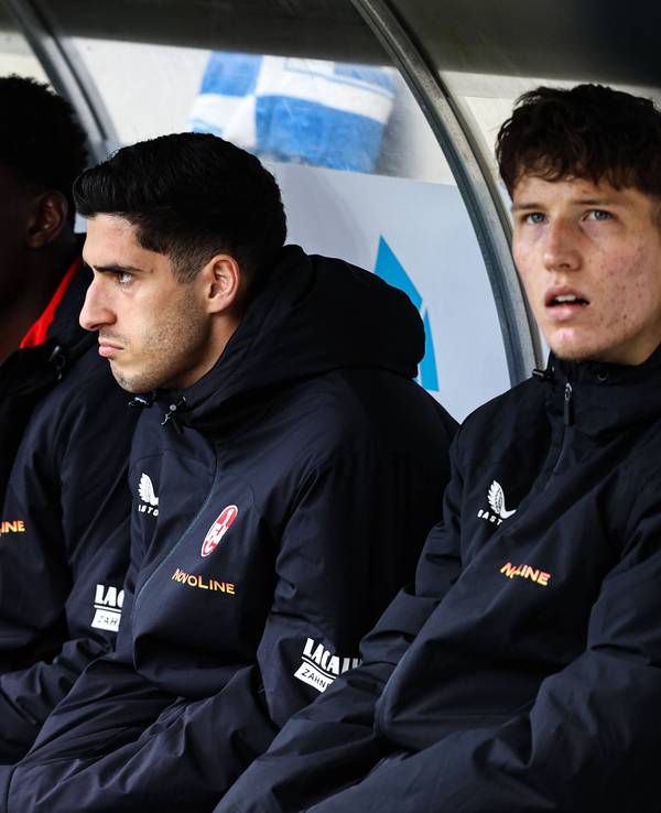 Faride Alidou und Grant Leon Ranos vom 1. FC Kaiserslautern sitzen neben ihren Teamkollegen auf der Ersatzbank.