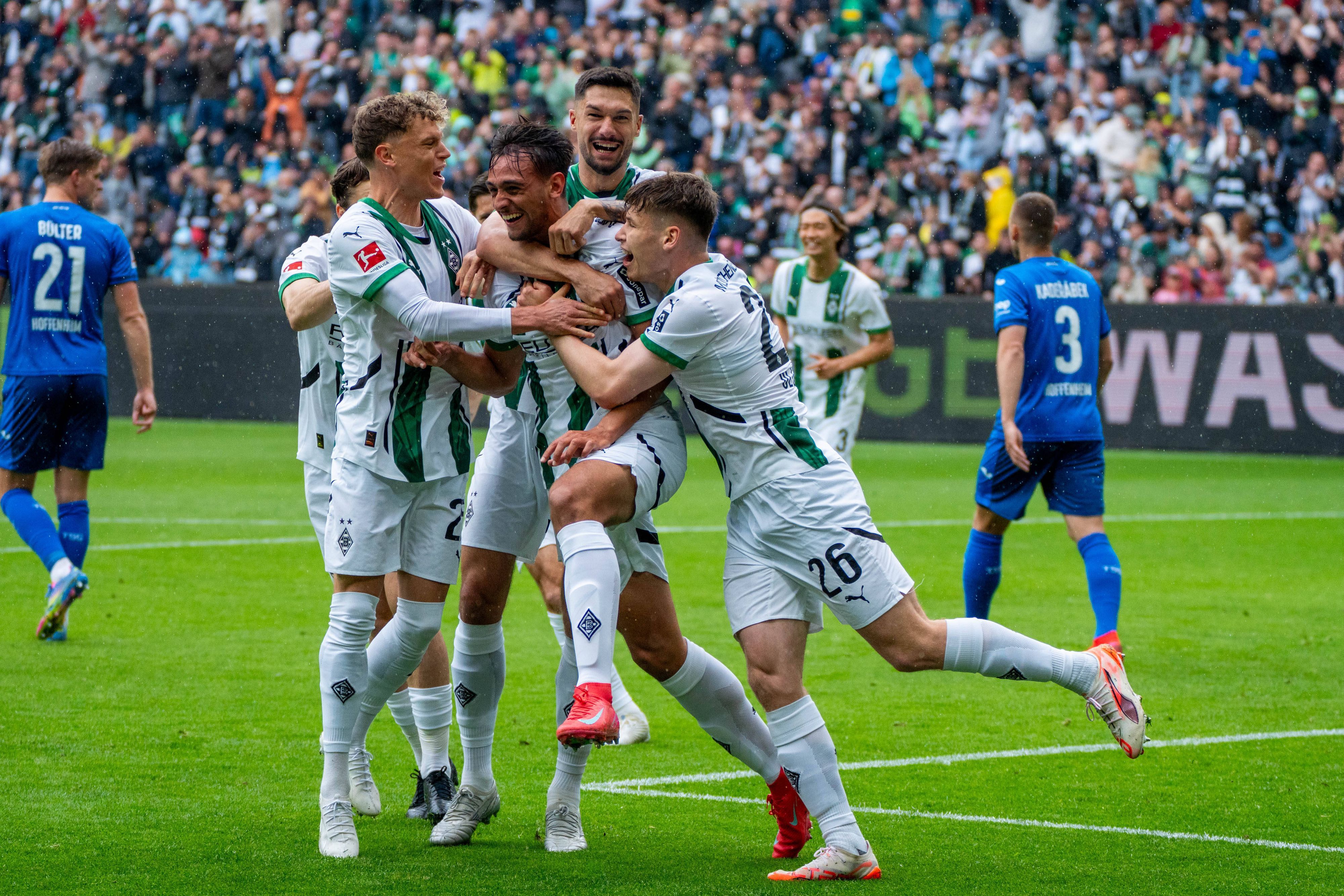 Borussia Mönchengladbach jubelt nach dem 1:0 von Fabian Chiarodia.
