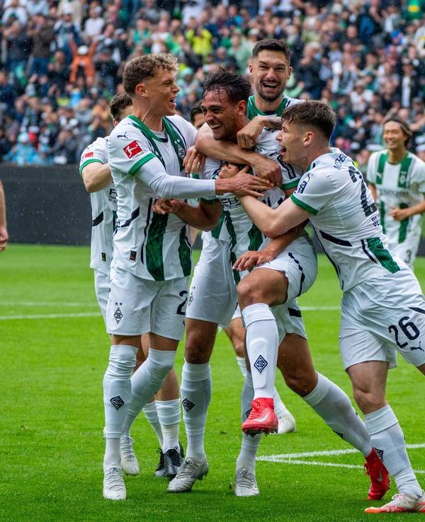 Borussia Mönchengladbach jubelt nach dem 1:0 von Fabian Chiarodia.