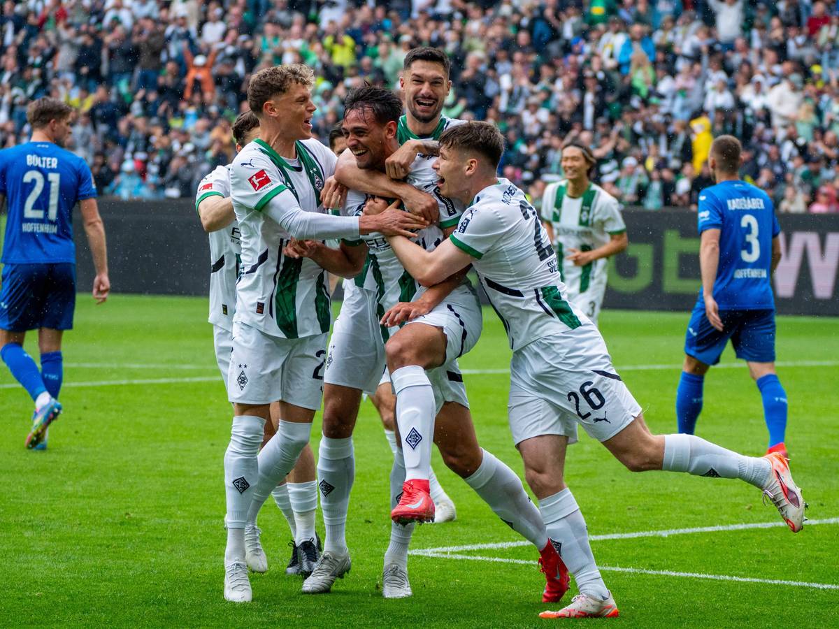 Borussia Mönchengladbach jubelt nach dem 1:0 von Fabian Chiarodia.
