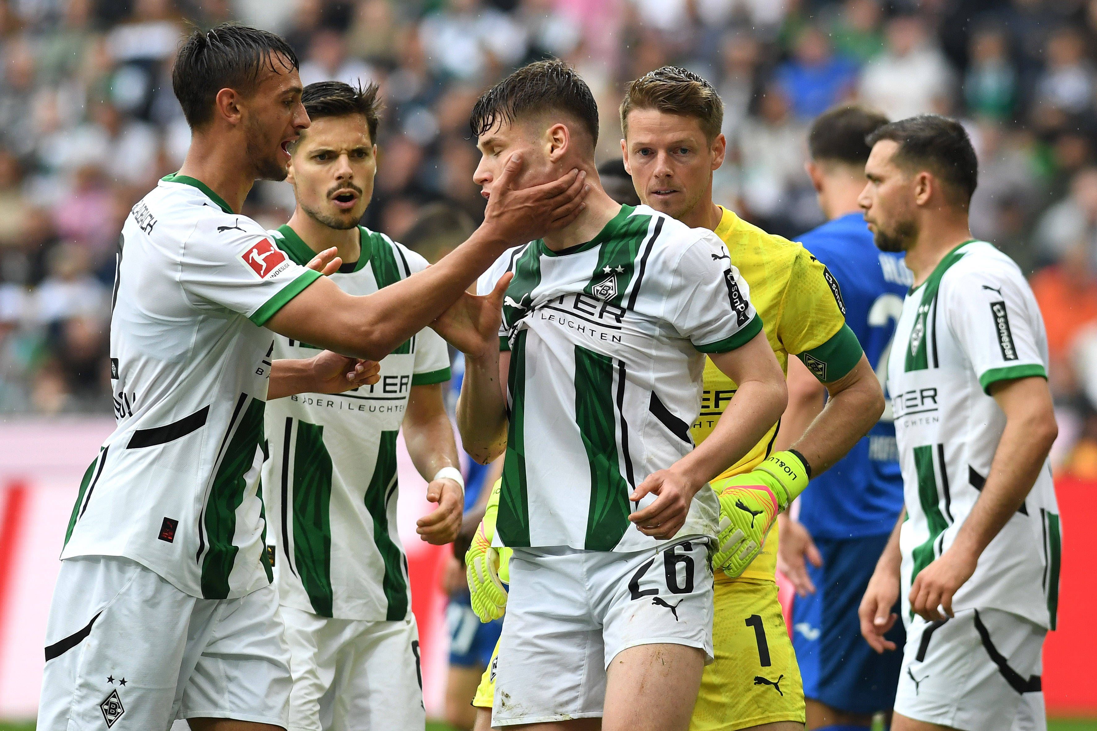 Fabio Chiarodia und Lukas Ullrich von Borussia Mönchengladbach gestikulieren.