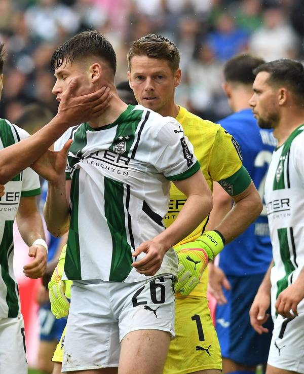 Fabio Chiarodia und Lukas Ullrich von Borussia Mönchengladbach gestikulieren.