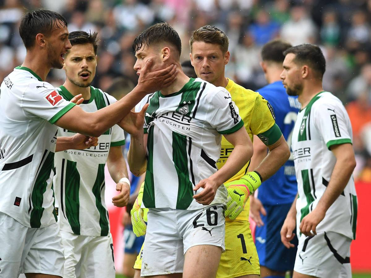 Fabio Chiarodia und Lukas Ullrich von Borussia Mönchengladbach gestikulieren.
