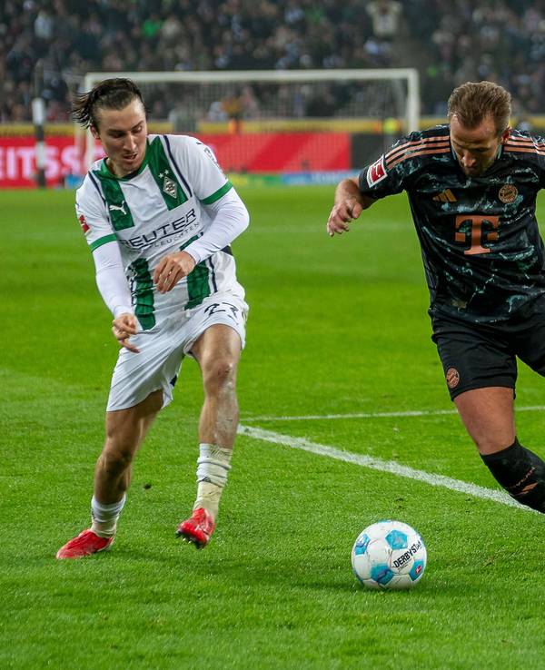 Rocco Reitz (l.) und Luca Netz (r.) im Zweikampf mit Harry Kane am 11. Januar 2025.