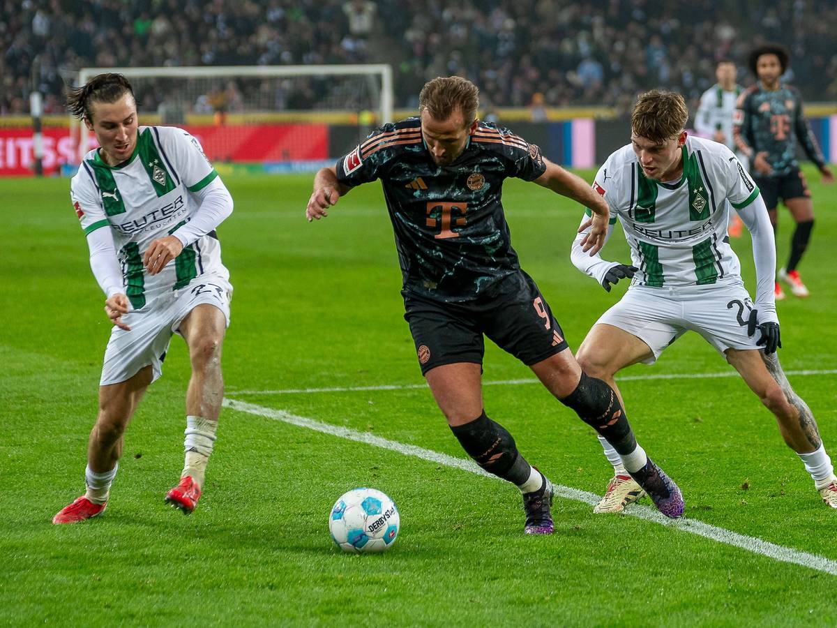 Rocco Reitz (l.) und Luca Netz (r.) im Zweikampf mit Harry Kane am 11. Januar 2025.