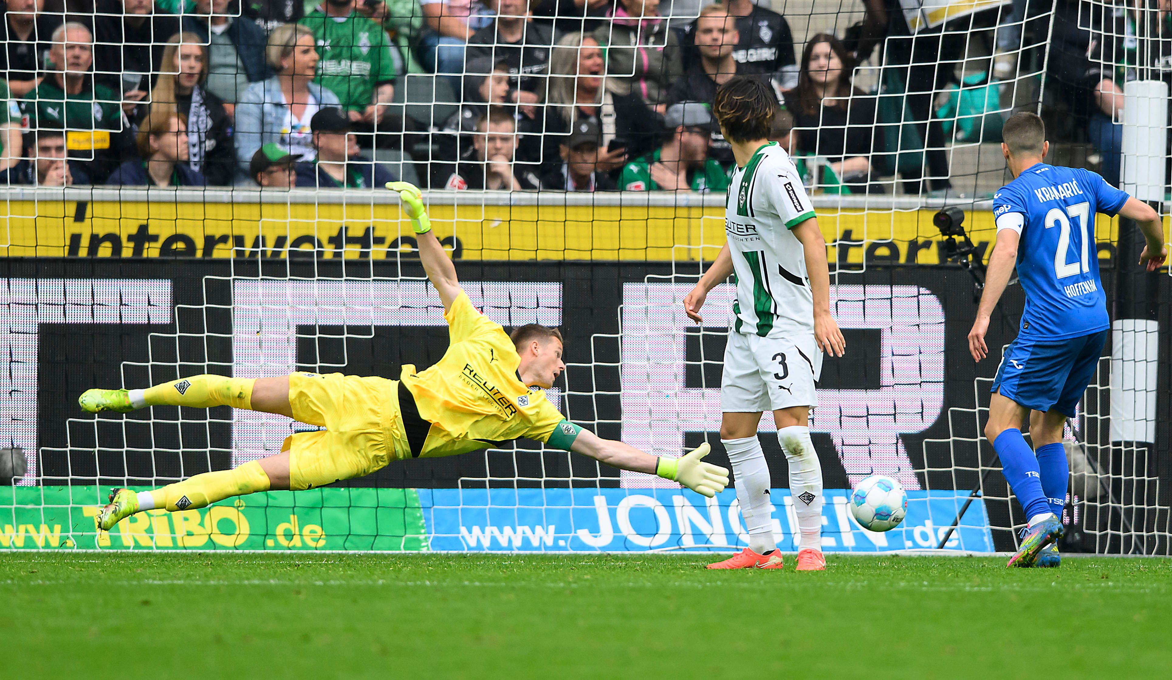 Gladbachs Torwart Jonas Omlin versucht den Torschuss zu halten.