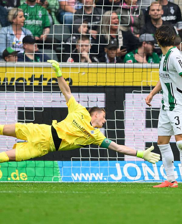 Gladbachs Torwart Jonas Omlin versucht den Torschuss zu halten.