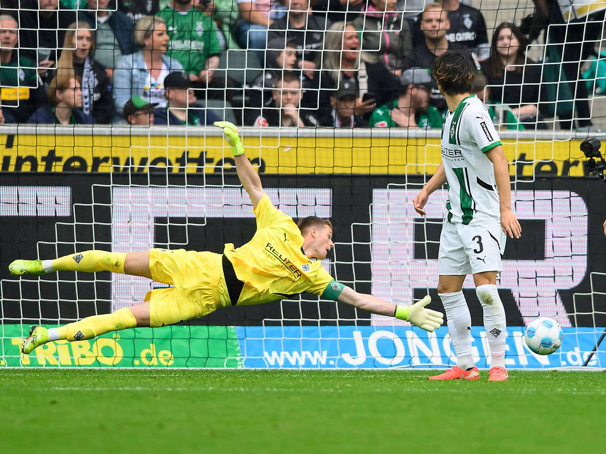 Gladbachs Torwart Jonas Omlin versucht den Torschuss zu halten.