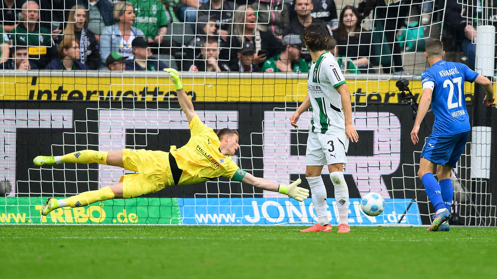 Gladbachs Torwart Jonas Omlin versucht den Torschuss zu halten.