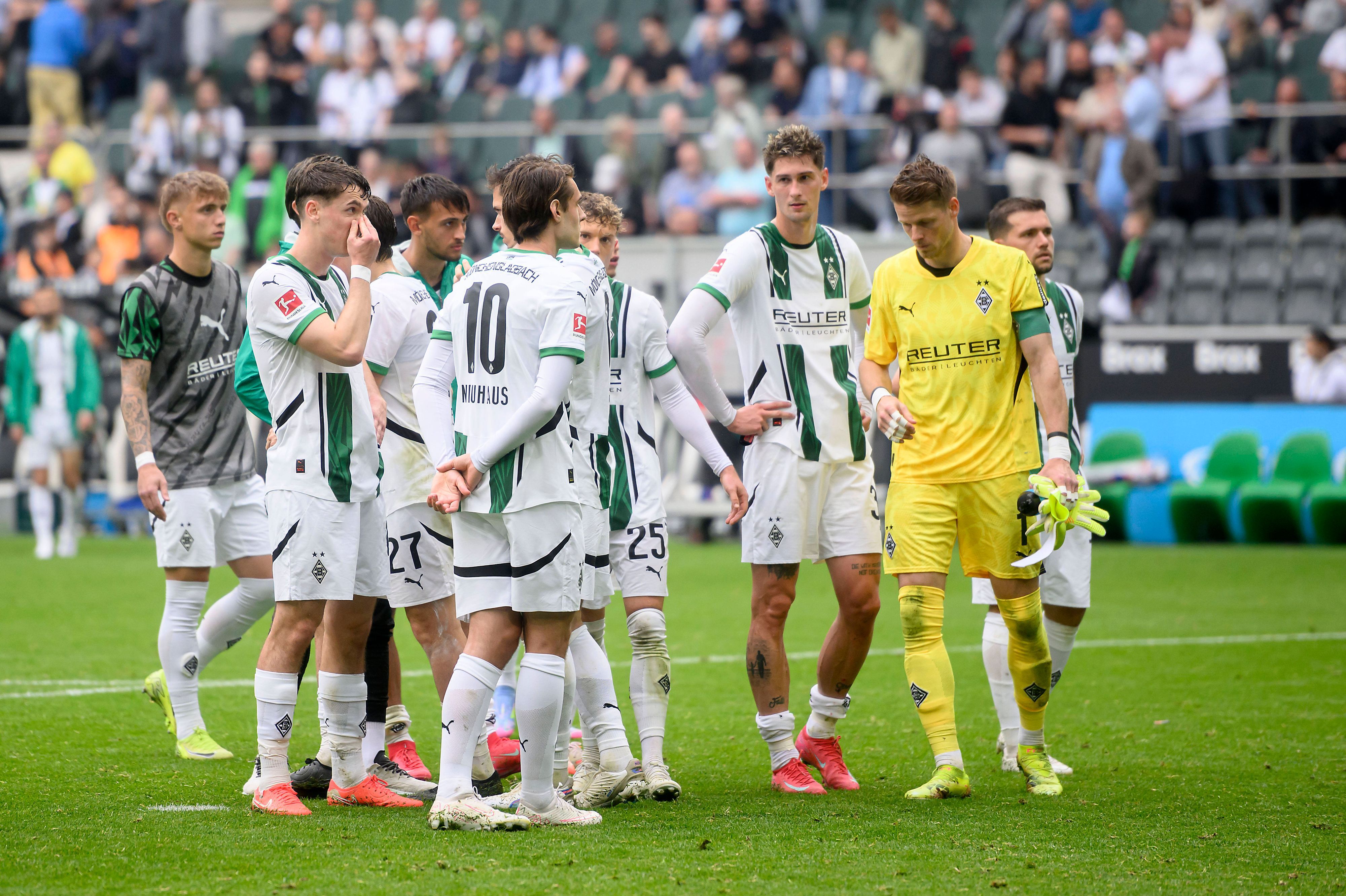 Die geknickten Gladbach-Profis nach dem 4:4 gegen die TSG Hoffenheim am 3. Mai 2025.