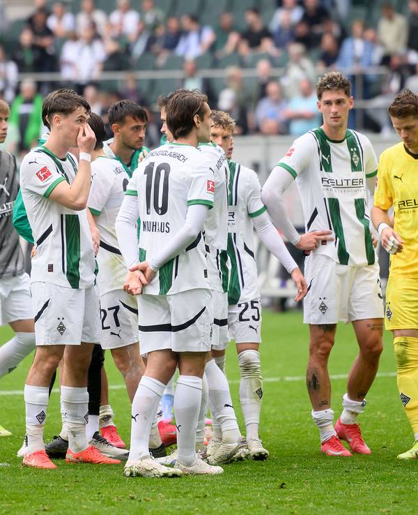 Die geknickten Gladbach-Profis nach dem 4:4 gegen die TSG Hoffenheim am 3. Mai 2025.