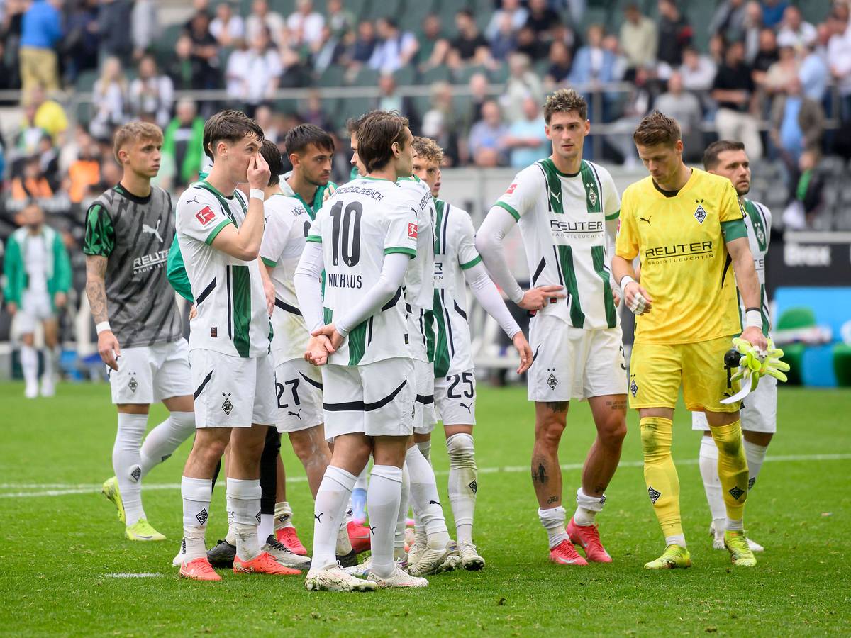 Die geknickten Gladbach-Profis nach dem 4:4 gegen die TSG Hoffenheim am 3. Mai 2025.