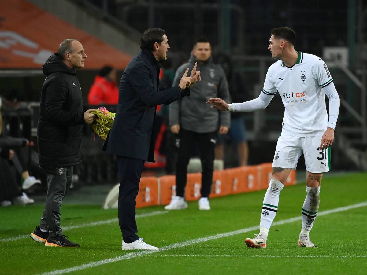Gerardo Seoane und Tomas Cvancara am Seitenrand.