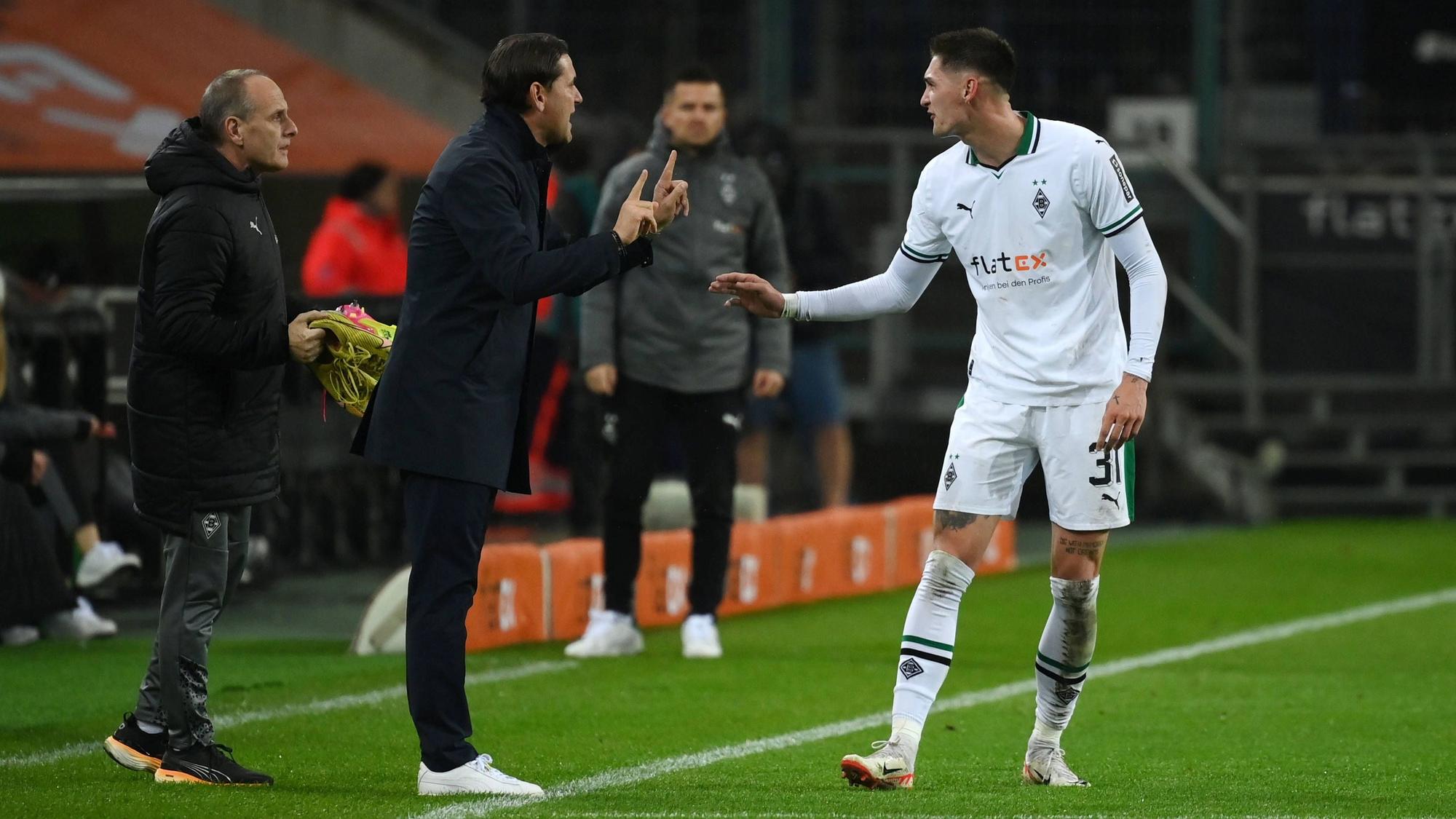 Gerardo Seoane und Tomas Cvancara am Seitenrand.
