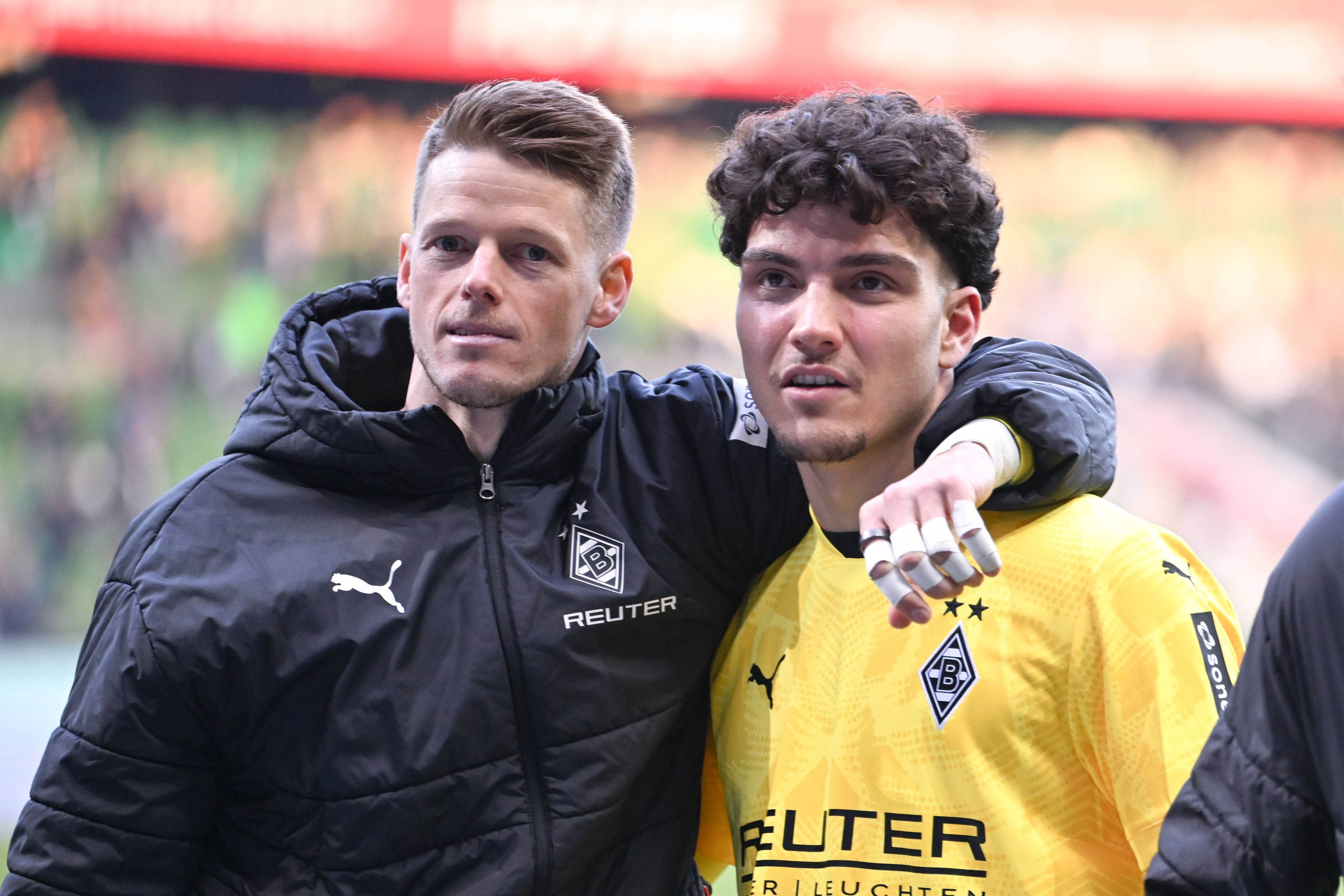Jonas Omlin legt den Arm um Tiago Pereira Cardoso vor der Kurve.