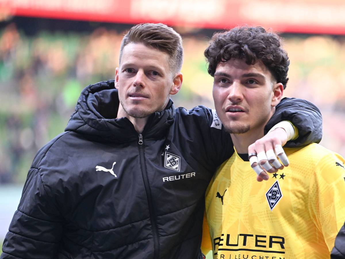 Jonas Omlin legt den Arm um Tiago Pereira Cardoso vor der Kurve.