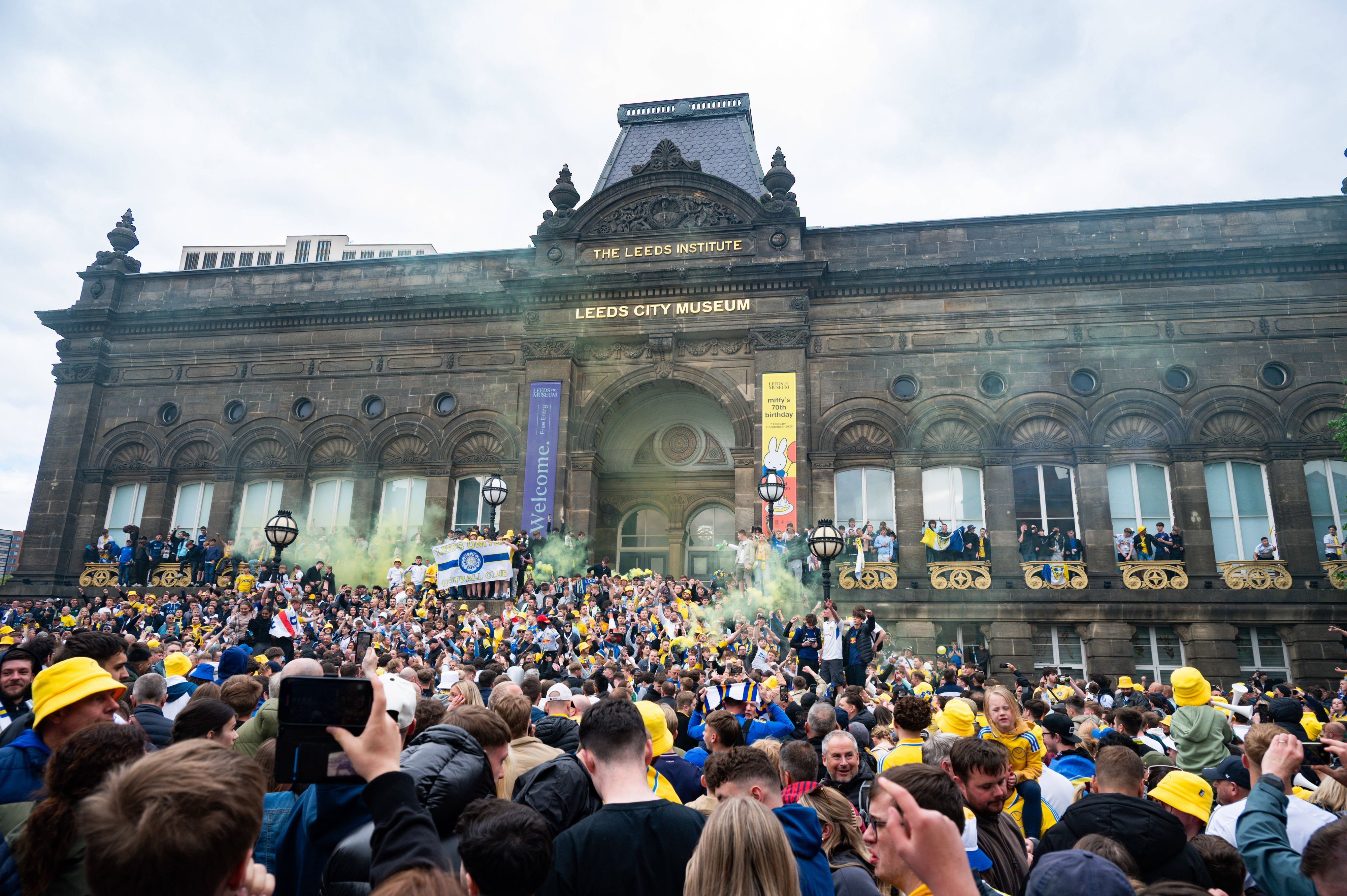 Fans von Leeds United feiern den Aufstieg in die Premier League.