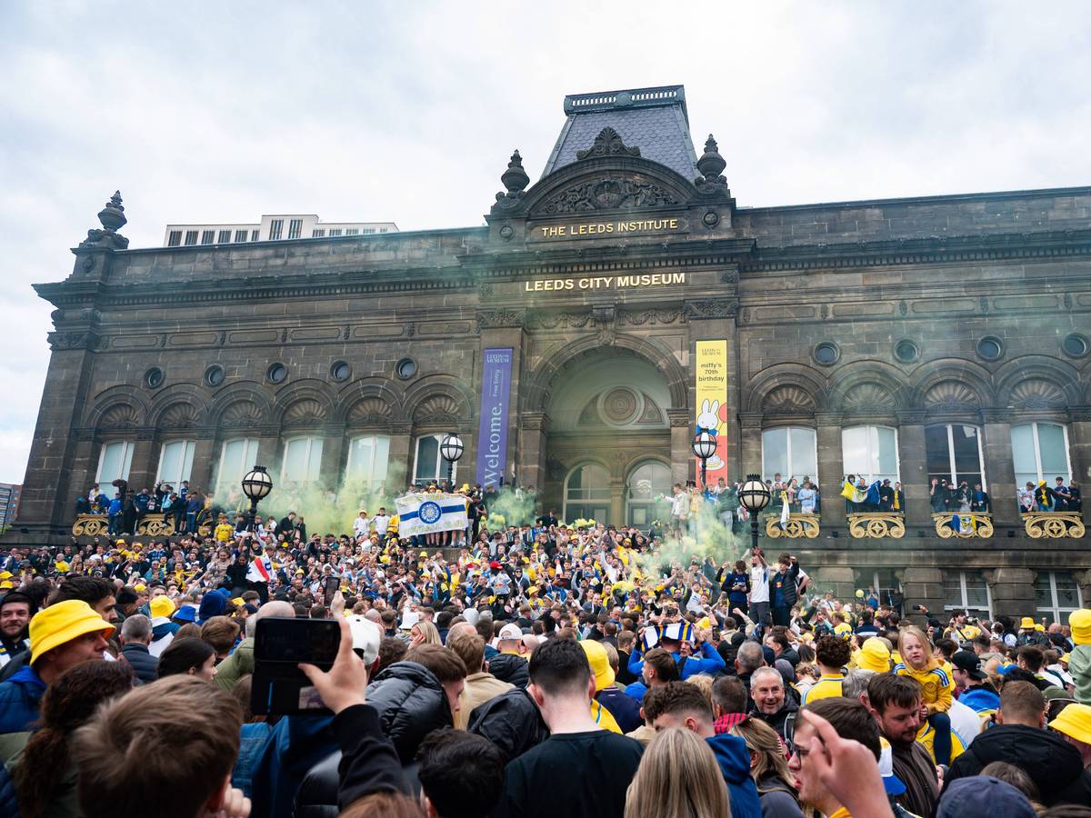 Fans von Leeds United feiern den Aufstieg in die Premier League.
