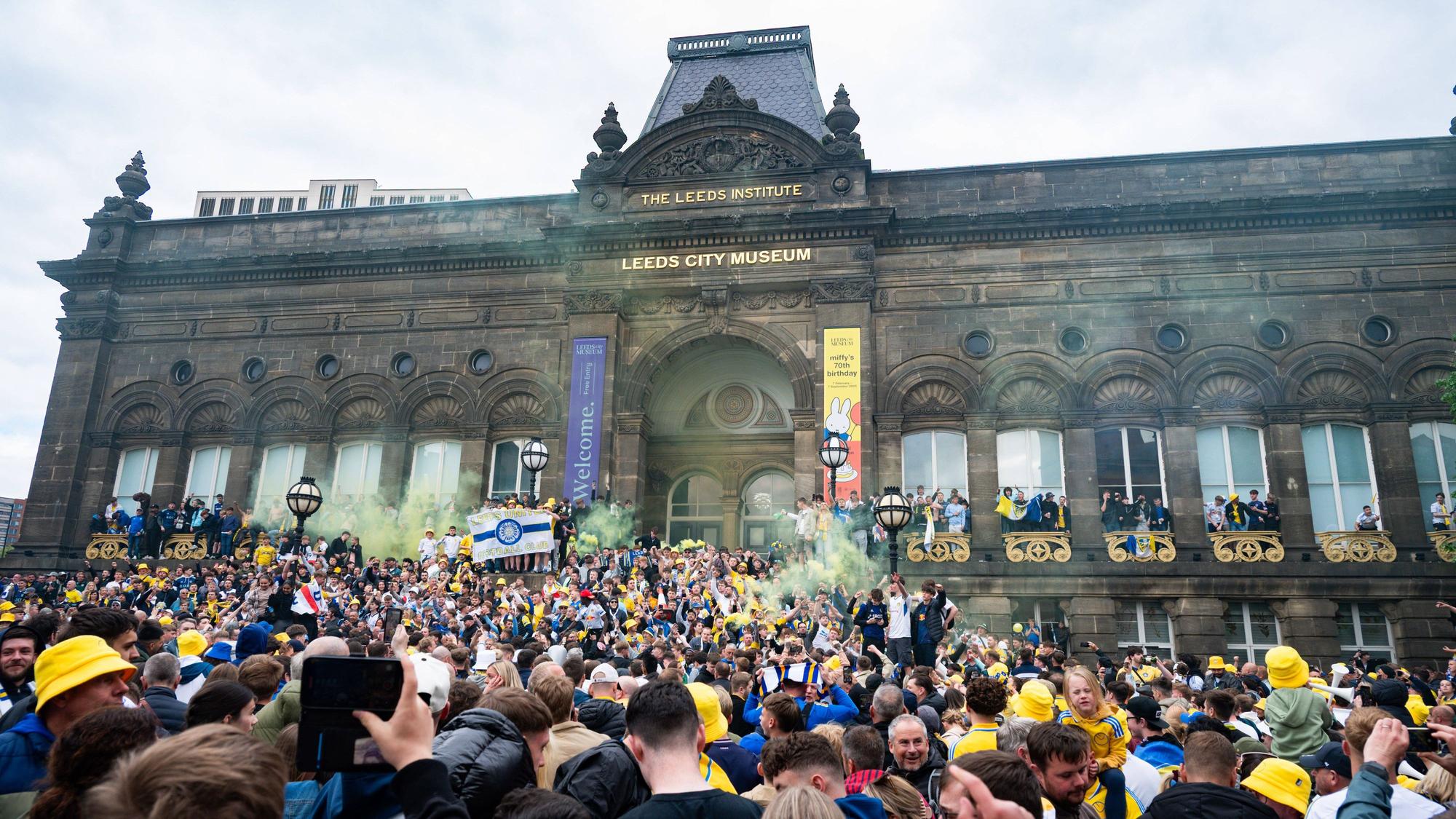 Fans von Leeds United feiern den Aufstieg in die Premier League.