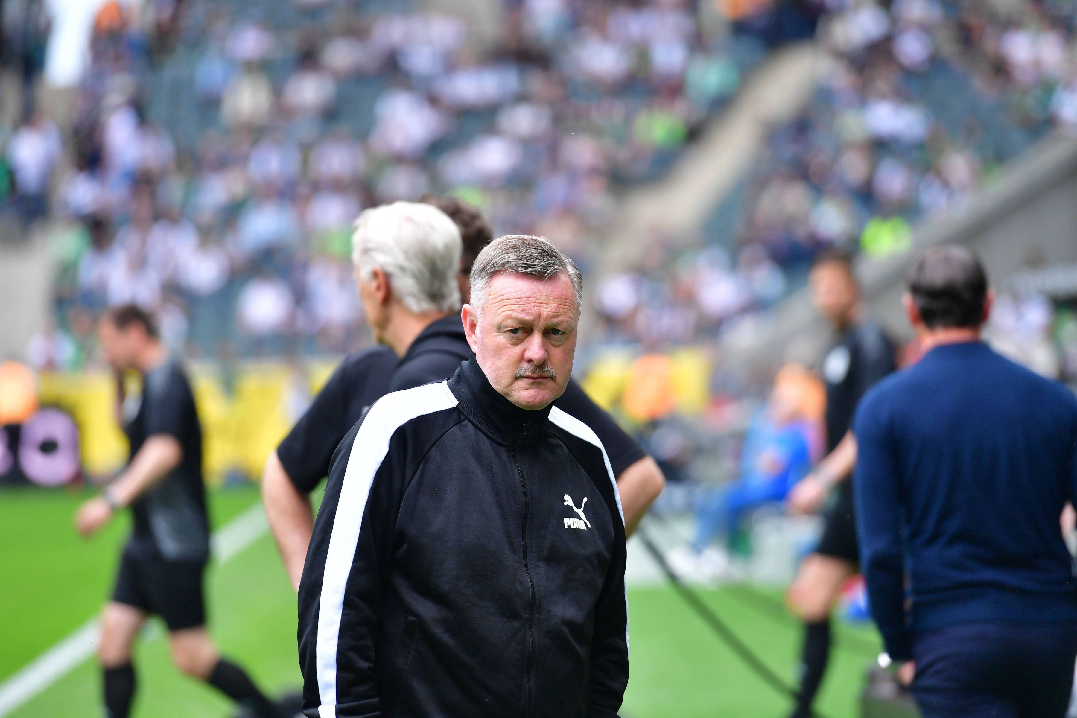 Roland Virkus im Borussia-Park mit ernstem Blick.