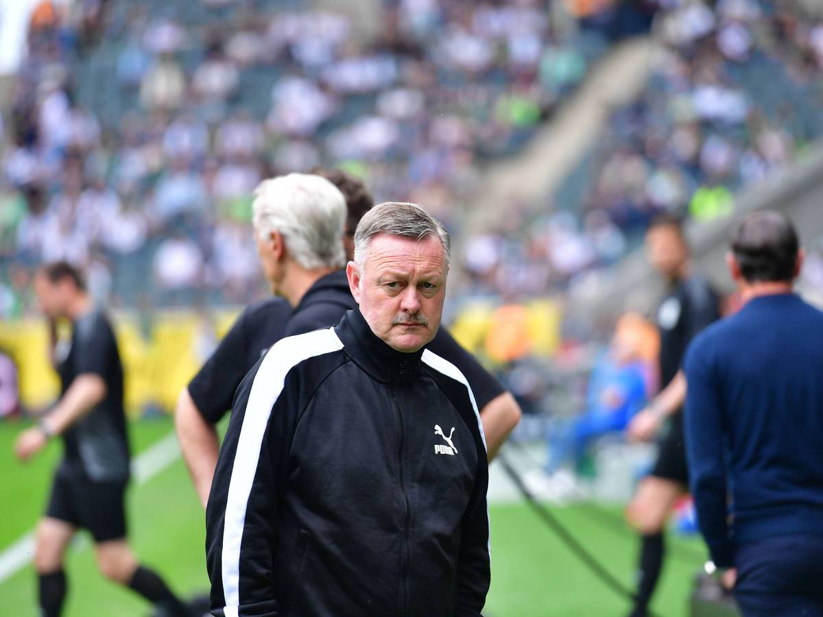 Roland Virkus im Borussia-Park mit ernstem Blick.
