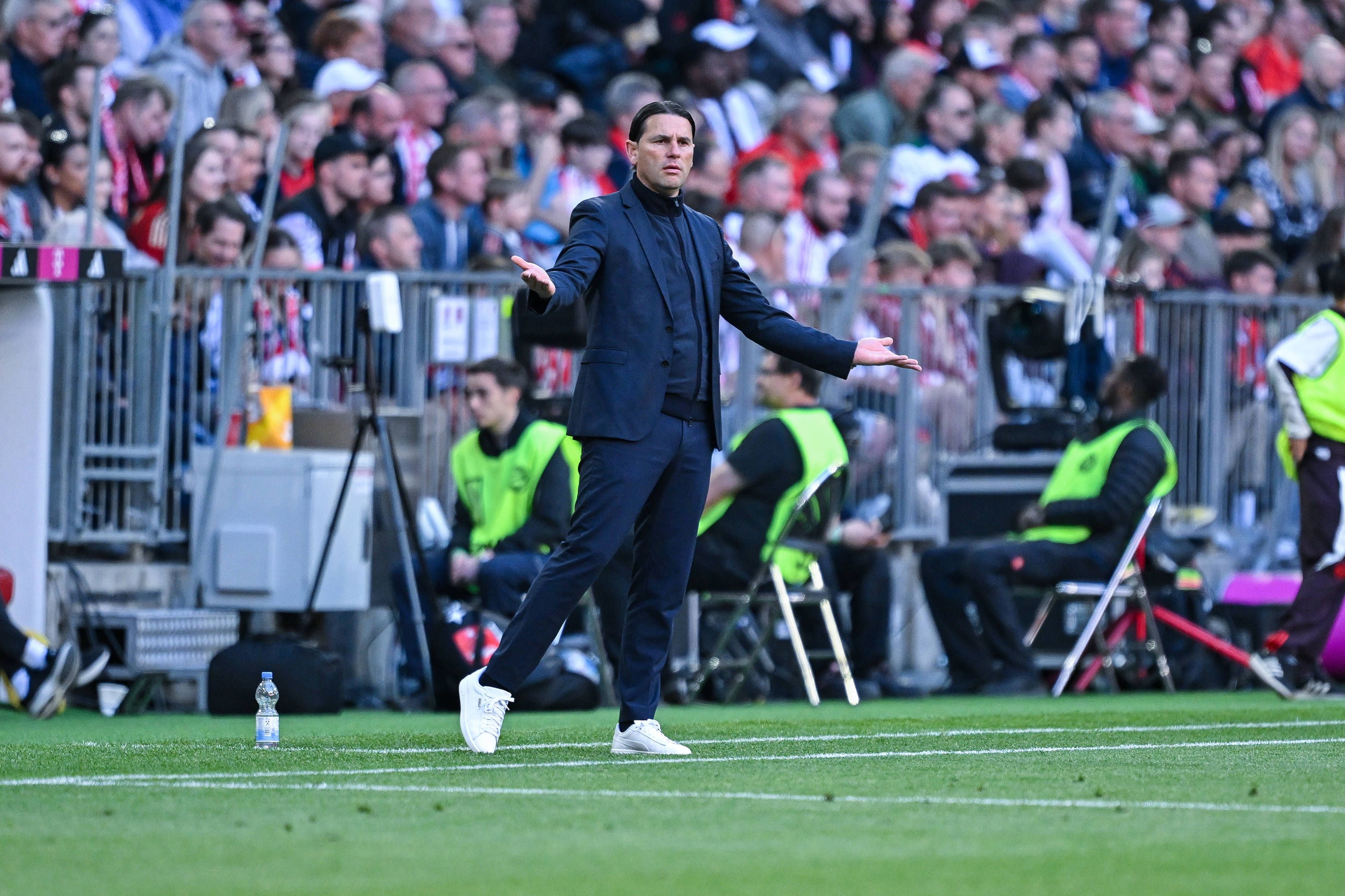 Gerardo Seoane ratlos an der Seitenlinie.