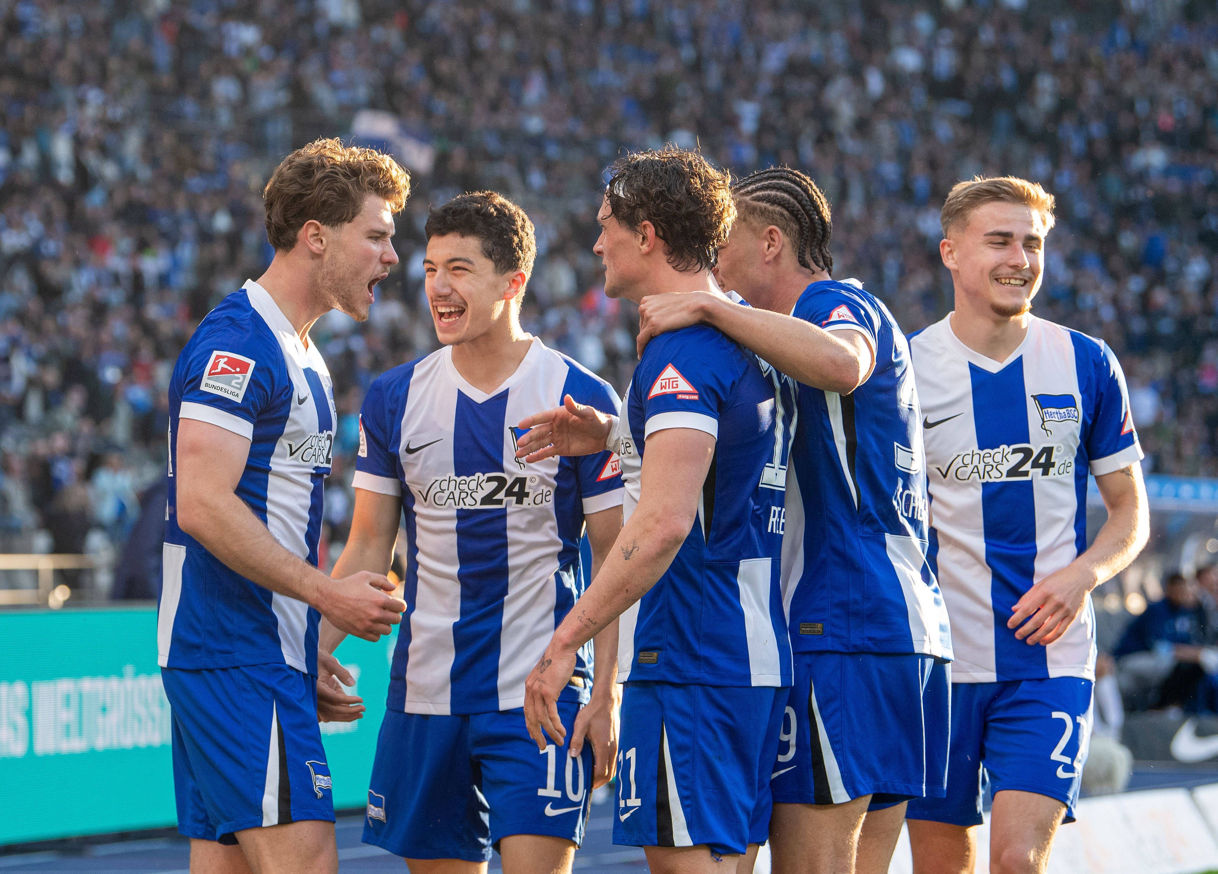 Spieler von Hertha BSC bejubeln einen Treffer.