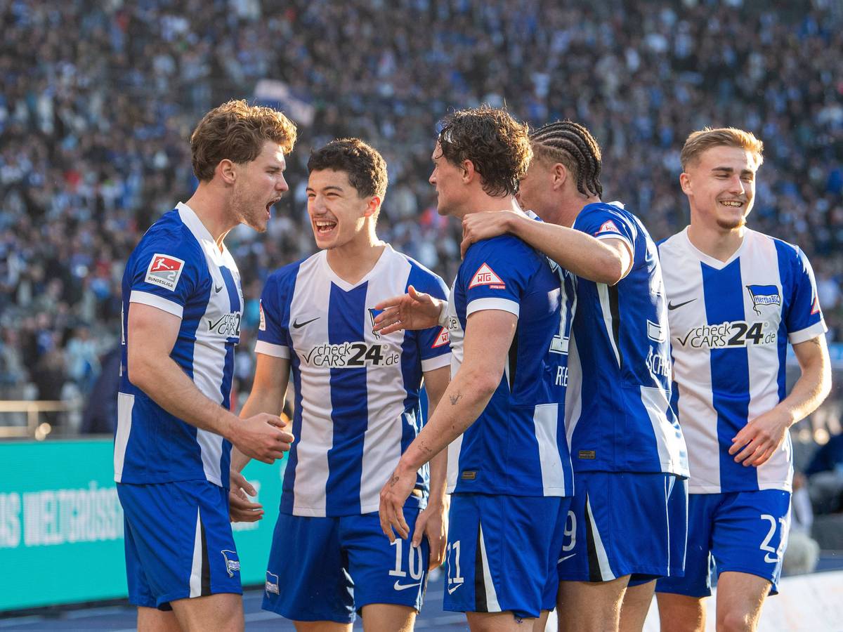 Spieler von Hertha BSC bejubeln einen Treffer.