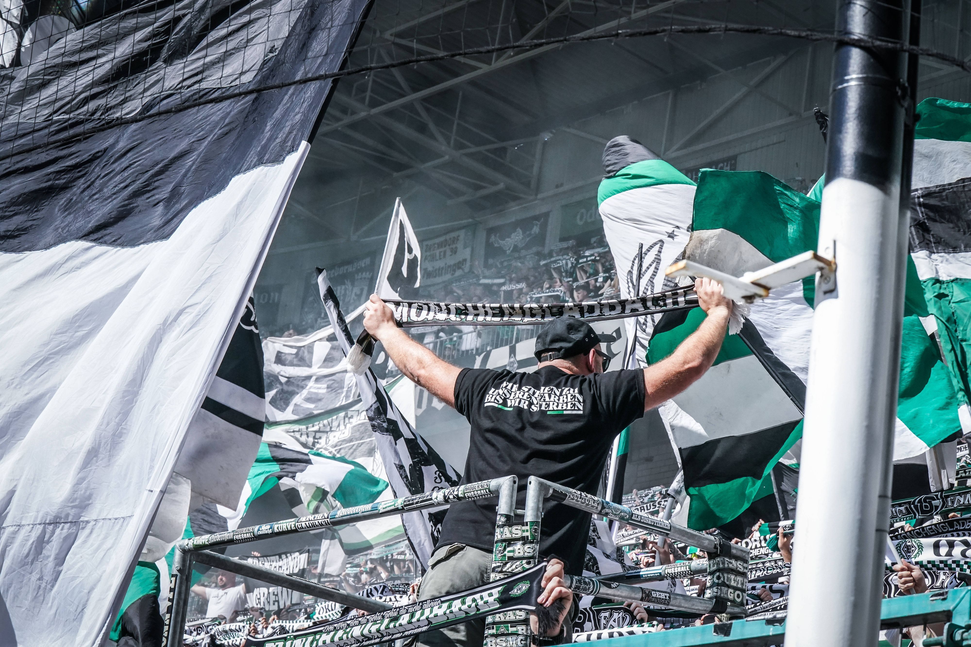 Fans von Borussia Mönchengladbach in der Nordkurve.