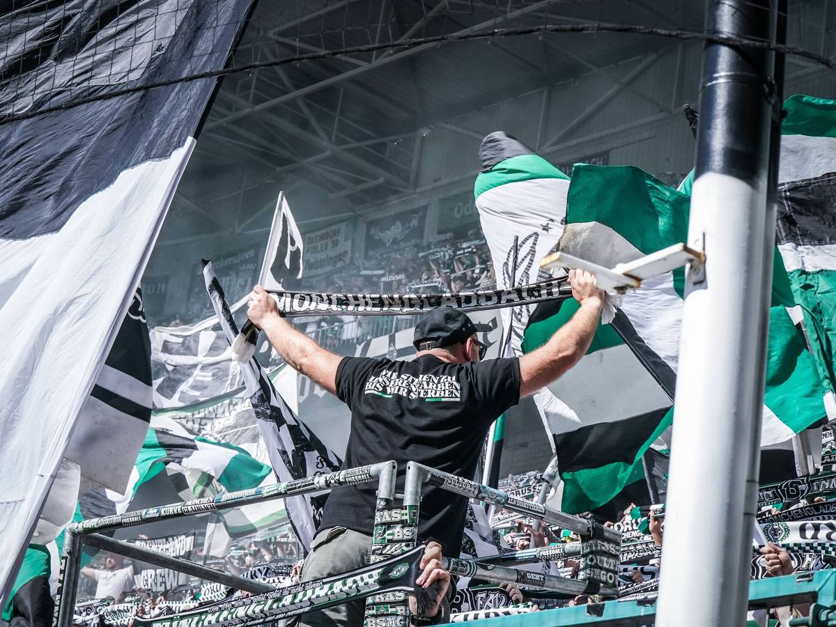 Fans von Borussia Mönchengladbach in der Nordkurve.