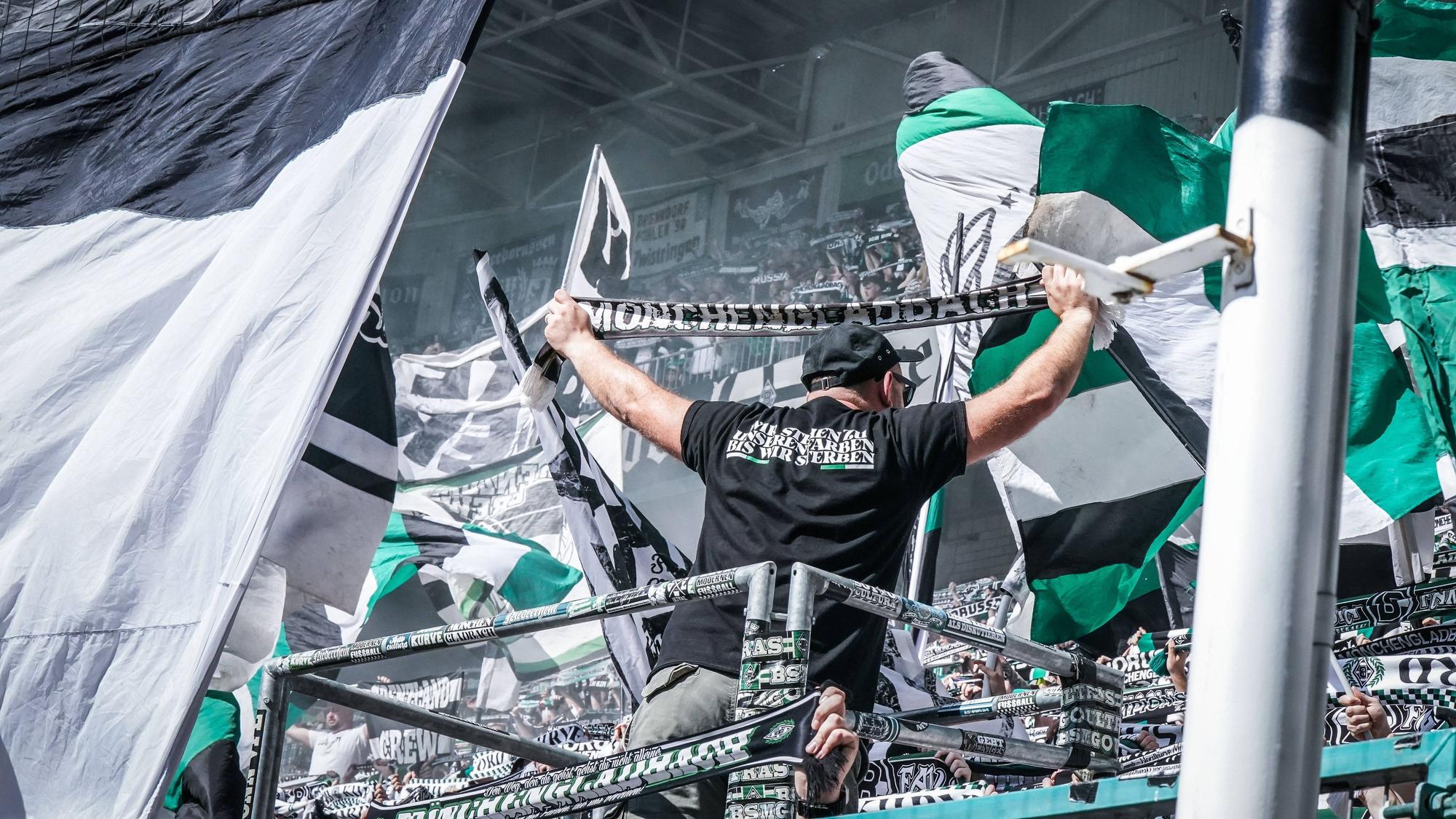 Fans von Borussia Mönchengladbach in der Nordkurve.