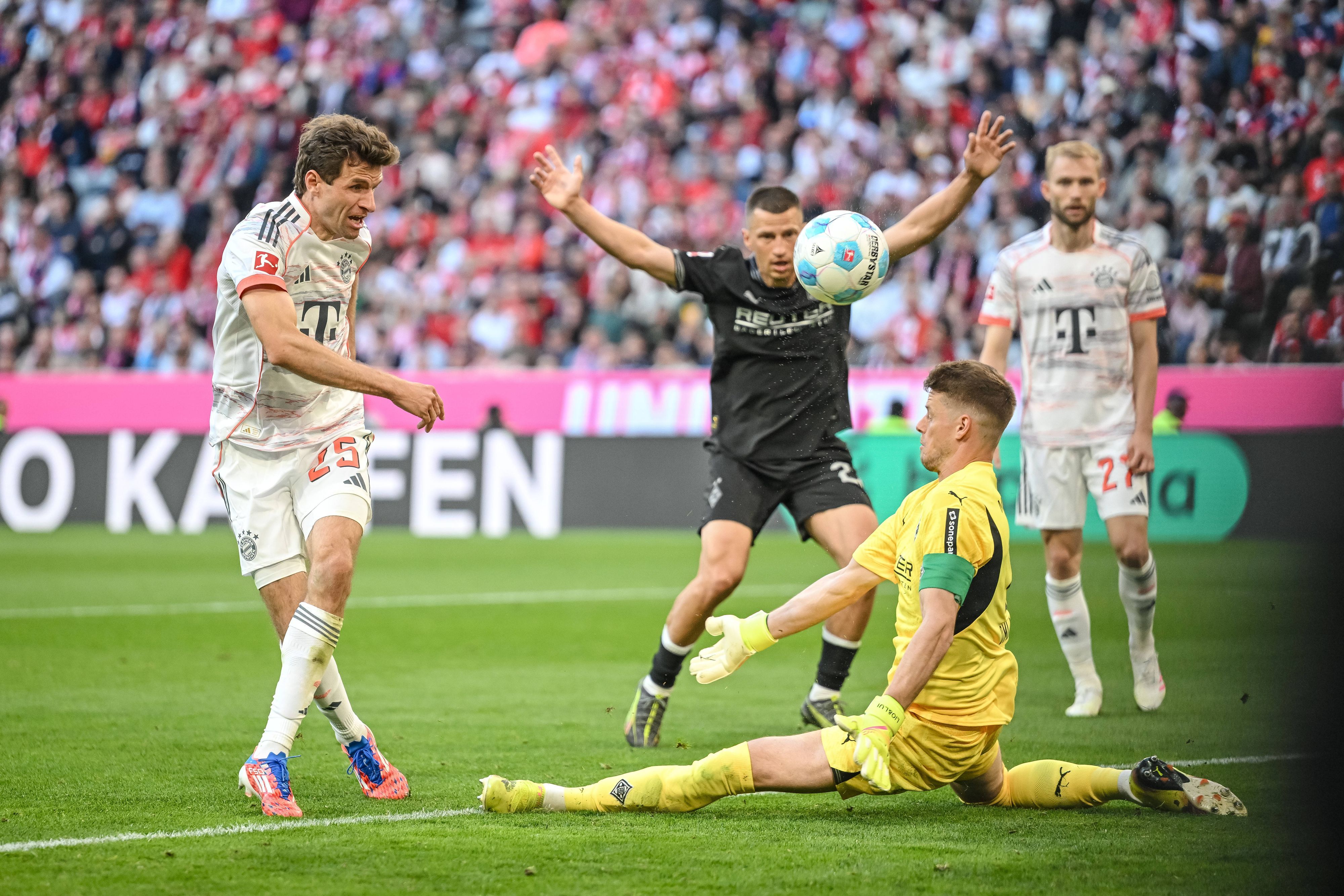 Jonas Omlin hält einen Abschluss von Thomas Müller.