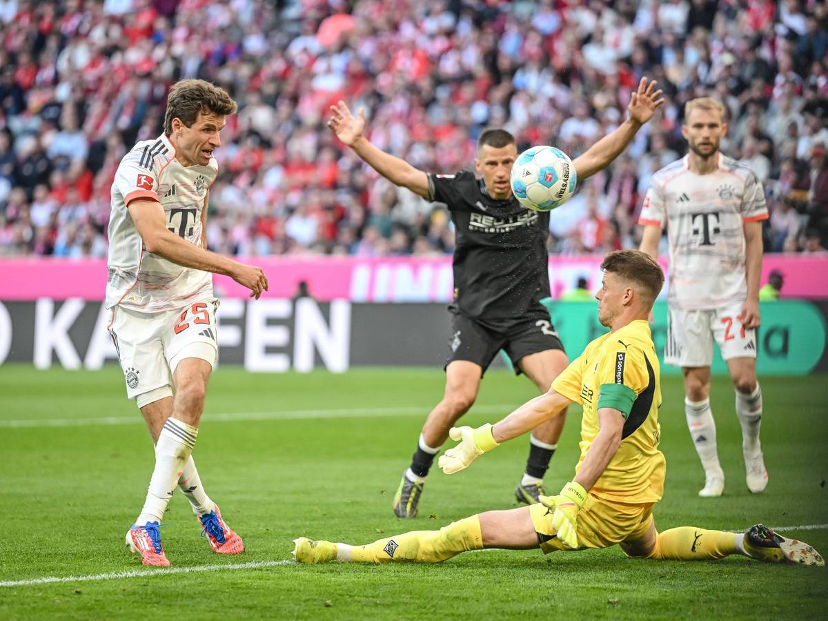 Jonas Omlin hält einen Abschluss von Thomas Müller.