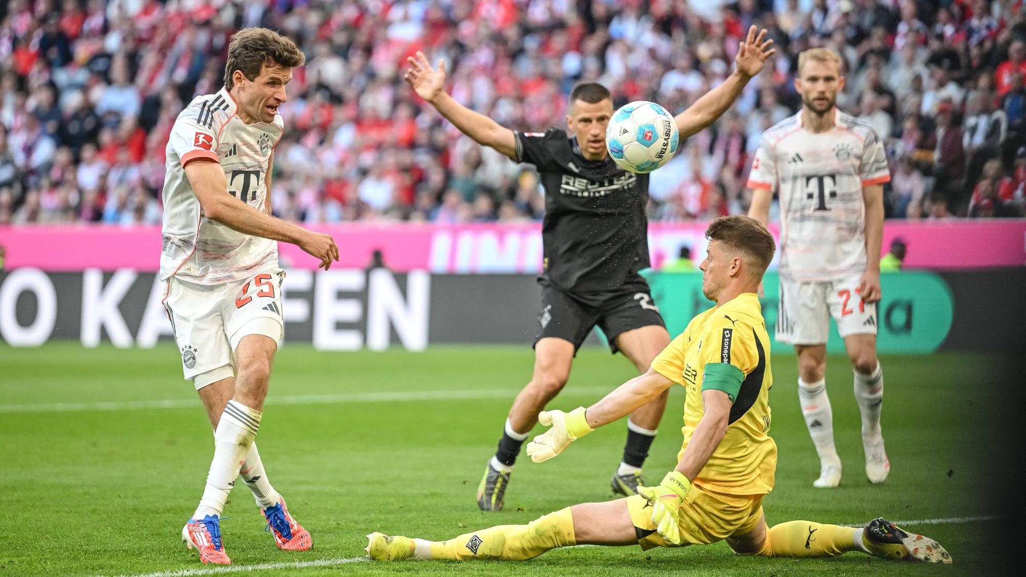 Jonas Omlin hält einen Abschluss von Thomas Müller.