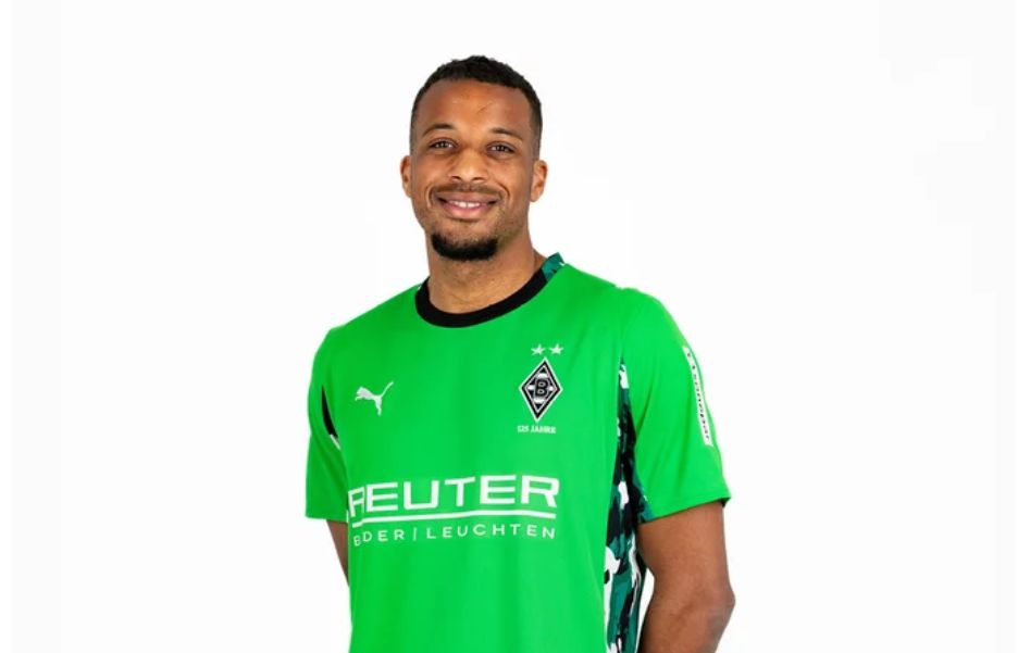 Das neue grüne Auswärtstrikot von Gladbach, getragen von Alassane Plea.