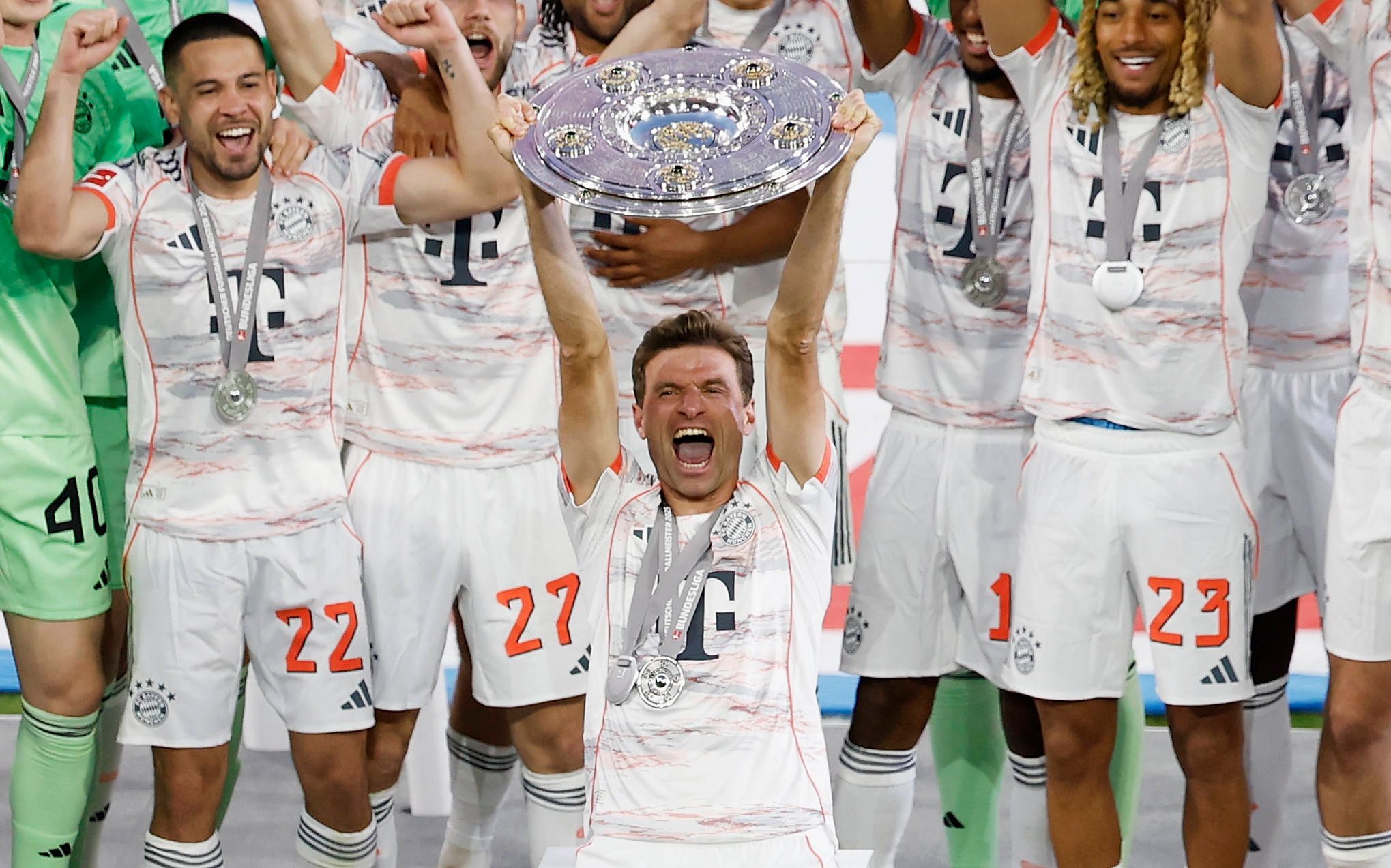 Thomas Müller reckt die Meisterschale in die Höhe.