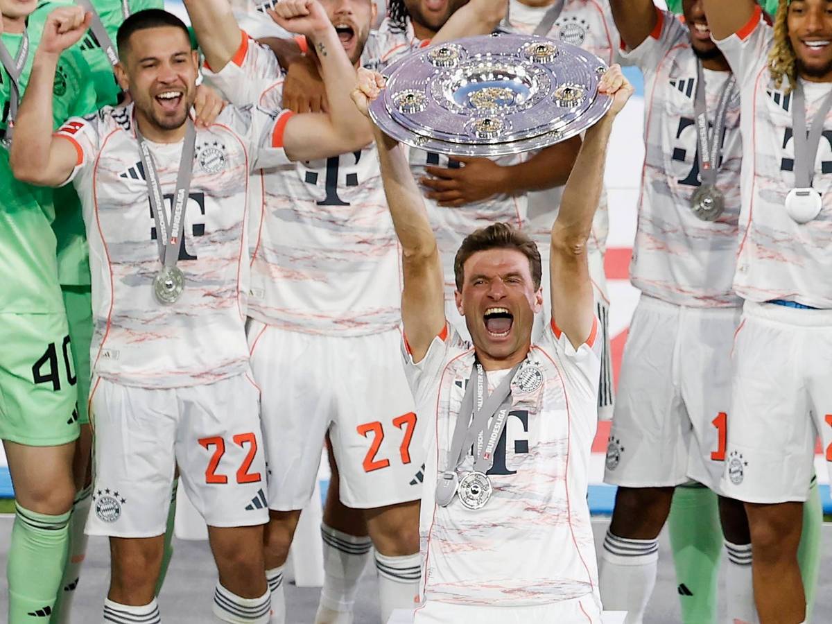 Thomas Müller reckt die Meisterschale in die Höhe.