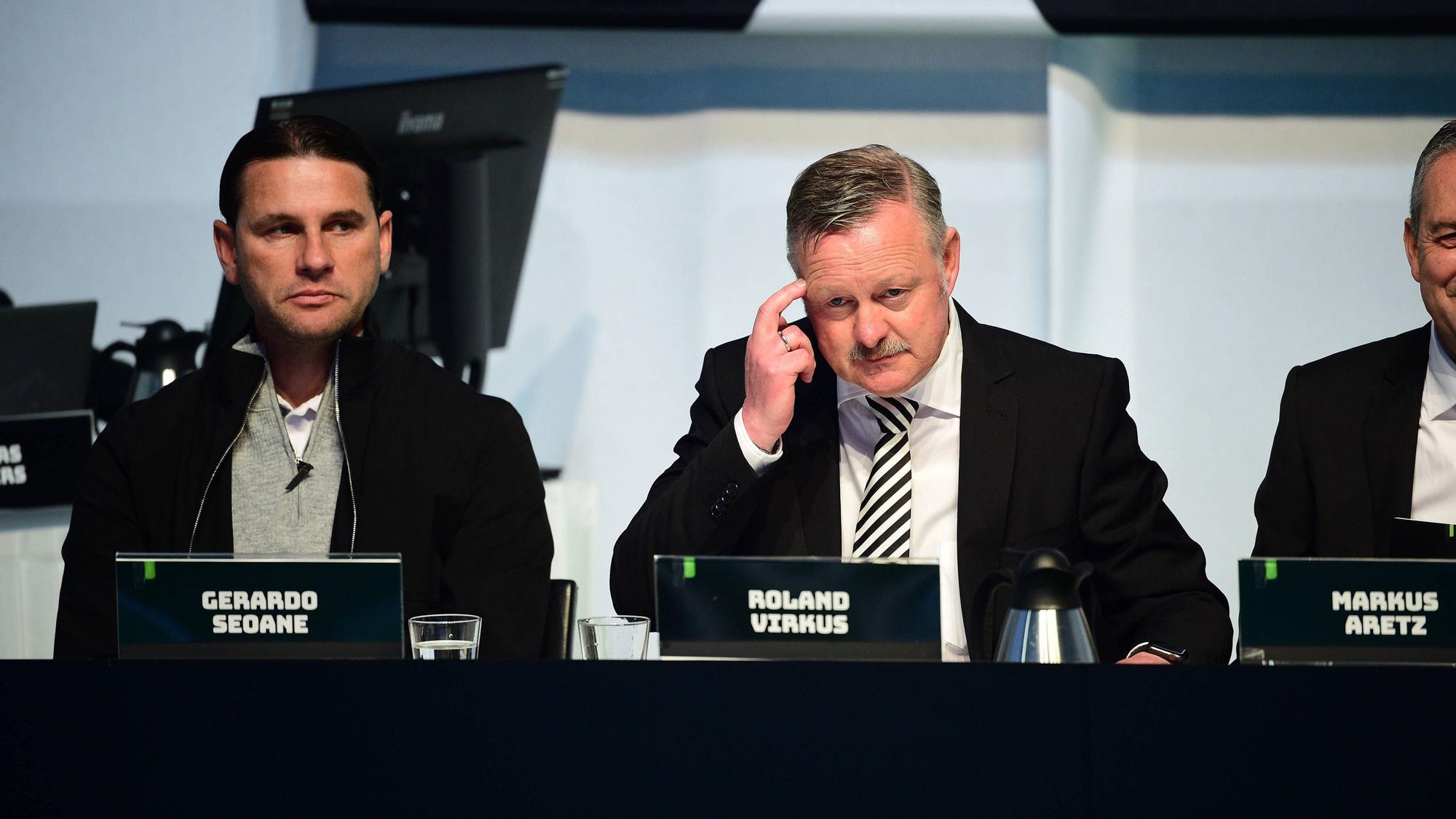Gerardo Seoane und Roland Virkus auf der Tribüne.