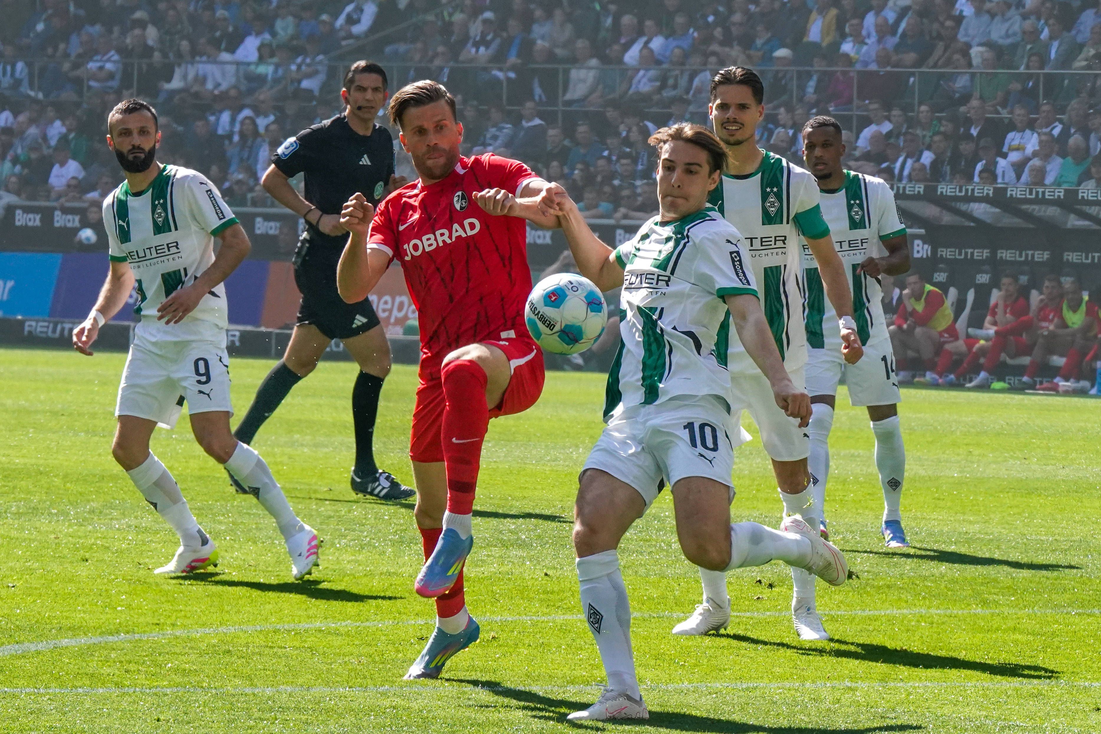 Florian Neuhaus von Borussia Mönchengladbach im Zweikampf mit Freiburgs Lucas Höler.