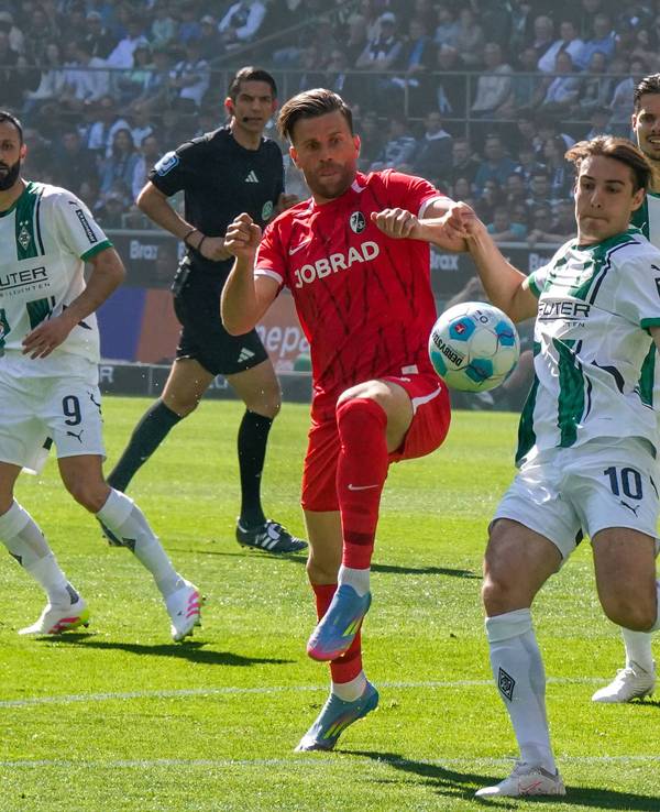 Florian Neuhaus von Borussia Mönchengladbach im Zweikampf mit Freiburgs Lucas Höler.